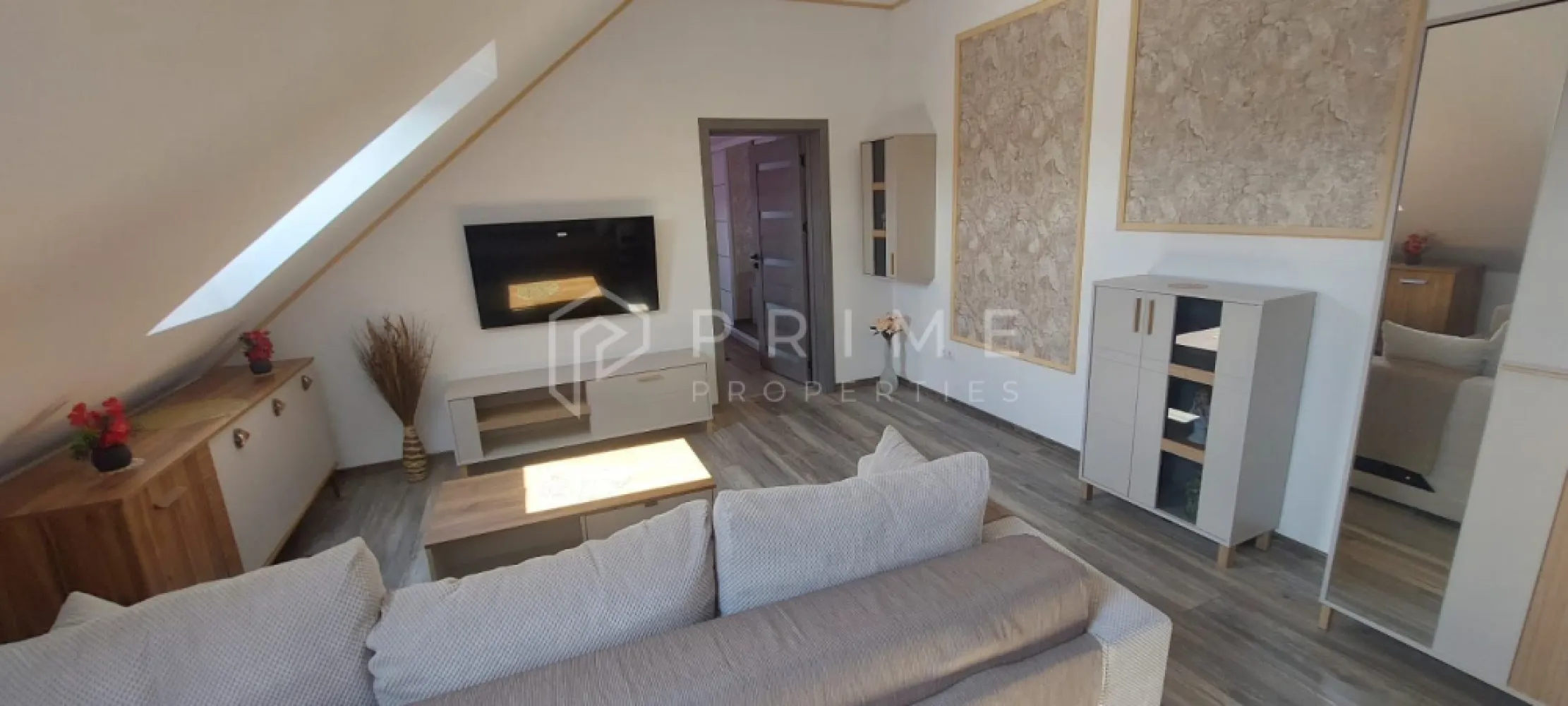 Apartament nou - prima închiriere | 2 cam. 54 mp | Livezeni - Vă oferim spre închiriere apartament la prima folosință, situat într-un bloc nou cu acces securizat, la intrarea în Livezeni, într-o zonă liniștită și aerisită, aproape de viitorul Spital Universitar, Clinica Hiperbară și supermarketul Penny Market.
Locuința este ideală pentru o persoană sau un cuplu care își dorește confort, liniște și dotări moderne.
Caracteristici
- 54 mp suprafață utilă
- etaj 3 (mansardat)
- balcon cu vedere panoramică
- apartament complet nou – prima închiriere
Dotări
- încălzire în pardoseală
- aer condiționat
- video interfon
- acces în complex cu barieră
- loc / locuri de parcare rezervate

La Prime Properties, fiecare tranzacție înseamnă mai mult decât o simplă achiziție – este un proces complet, în care colaborăm cu cei mai buni profesioniști: notari, avocați, evaluatori, specialiști în certificate energetice și consultanți de credite imobiliare.
Astfel, atunci când alegi o proprietate prin noi, primești la pachet siguranță, transparență și servicii impecabile pe tot parcursul drumului tău către casa ideală.

Ne dedicăm 100% fiecărui client, iar asta se reflectă în rezultate și în încrederea pe care o primim înapoi prin recomandările lor.
Această proprietate nu este exact ceea ce cauți?
Lasă-ne să îți găsim alternativa potrivită. Agentul tău Prime îți va oferi soluții avantajoase, adaptate stilului tău de viață.
Contactează-ne astăzi. Până acum nu am dezamăgit niciun client – și nu vom începe cu tine.
Comision: 50% din valoarea unei chirii lunare.