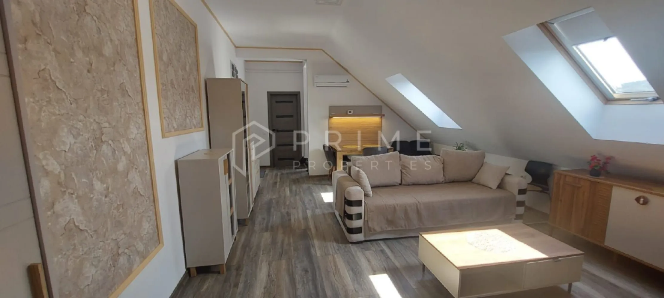Apartament nou - prima închiriere | 2 cam. 54 mp | Livezeni - Vă oferim spre închiriere apartament la prima folosință, situat într-un bloc nou cu acces securizat, la intrarea în Livezeni, într-o zonă liniștită și aerisită, aproape de viitorul Spital Universitar, Clinica Hiperbară și supermarketul Penny Market.
Locuința este ideală pentru o persoană sau un cuplu care își dorește confort, liniște și dotări moderne.
Caracteristici
- 54 mp suprafață utilă
- etaj 3 (mansardat)
- balcon cu vedere panoramică
- apartament complet nou – prima închiriere
Dotări
- încălzire în pardoseală
- aer condiționat
- video interfon
- acces în complex cu barieră
- loc / locuri de parcare rezervate

La Prime Properties, fiecare tranzacție înseamnă mai mult decât o simplă achiziție – este un proces complet, în care colaborăm cu cei mai buni profesioniști: notari, avocați, evaluatori, specialiști în certificate energetice și consultanți de credite imobiliare.
Astfel, atunci când alegi o proprietate prin noi, primești la pachet siguranță, transparență și servicii impecabile pe tot parcursul drumului tău către casa ideală.

Ne dedicăm 100% fiecărui client, iar asta se reflectă în rezultate și în încrederea pe care o primim înapoi prin recomandările lor.
Această proprietate nu este exact ceea ce cauți?
Lasă-ne să îți găsim alternativa potrivită. Agentul tău Prime îți va oferi soluții avantajoase, adaptate stilului tău de viață.
Contactează-ne astăzi. Până acum nu am dezamăgit niciun client – și nu vom începe cu tine.
Comision: 50% din valoarea unei chirii lunare.