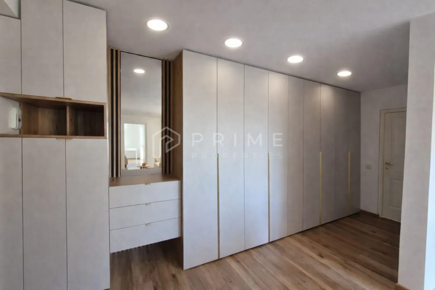 Apartament Premium 2 Camere | Ama Residence Unirii | - Echipa noastră vă invită să descoperiți un apartament nou, situat într-un imobil proaspăt finalizat pe strada Prof. Dr. Vasile Săbădeanu, în cartierul Unirii. Această proprietate premium, aflată la prima închiriere, îmbină perfect eleganța designului modern cu eficiența unui spațiu configurat pentru relaxare.

Design & Atmosferă:
Interiorul impresionează prin culori calde și texturi naturale, fiind creat special pentru a oferi confortul unui adevărat cămin:
Living luminos (22.3 mp): Un spațiu aerisit și primitor, unde lumina naturală pune în valoare mobilierul de calitate și corpurile de iluminat cu design sculptural.
Bucătărie cu personalitate (8.9 mp): Mobilier modern, complet funcțional și utilat pentru orice nevoie culinară.
Dormitor (13.8 mp): Un sanctuar de odihnă liniștit, elegant și spațios.
Terasă privată (7.1 mp): Locul perfect pentru cafeaua de dimineață, fiind o extensie naturală a zonei de zi.

Confort & Beneficii incluse:
Suprafață: 58.4 mp utili (65.5 mp totali).
Dotări: Totul este nou (mobilier, electrocasnice).
Depozitare & Parcare: Boxă proprie și loc de parcare, ambele incluse în preț.
Acces: Etaj 1, într-un bloc dotat cu lift modern pentru un plus de confort.

Condiții de închiriere:
Preț: 550 Euro / lună (Parcare și boxă incluse).
Garanție: Contravaloarea a 2 luni de chirie.
Comision agenție: 50% din prima lună de chirie.

Dacă sunteți în căutarea unui loc care să vă facă să spuneți „am ajuns acasă” în fiecare seară, vă așteptăm cu drag la o vizionare pentru a descoperi personal acest spațiu unic!