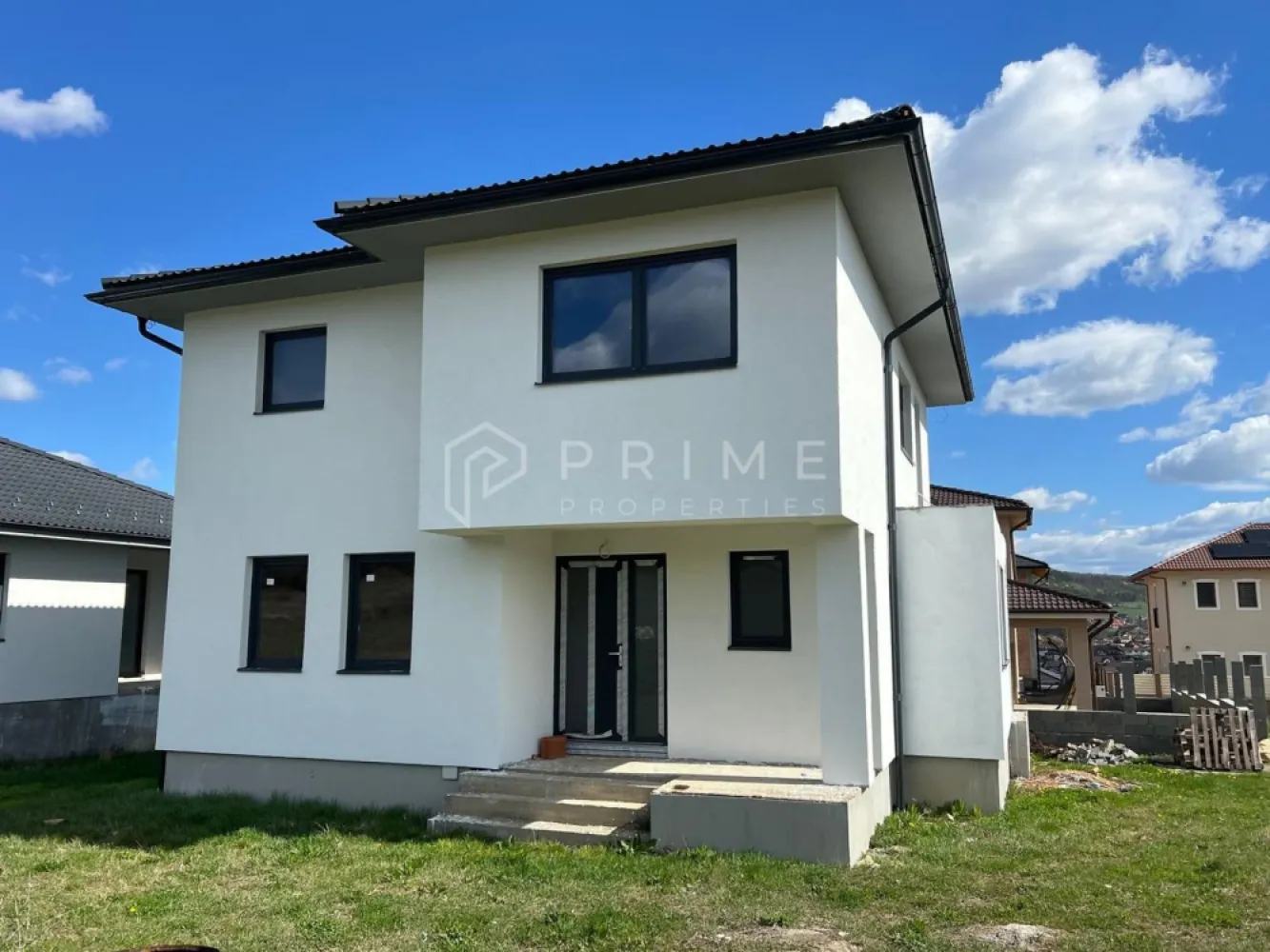 Casă individuală modernă în Corunca 150 mp utili acces rapid Tg-Mureș - Vă propunem spre vânzare o casă individuală situată în Corunca, într-o zonă liniștită, cu acces rapid către E60 și oraș, ideală pentru o familie care își dorește confort, spațiu și intimitate.
Locuința se va preda în stadiu de semifinisat avansat, cu gard din bolțari de beton, parcare pavată, poartă de acces automatizată, oferindu-vă posibilitatea de a o personaliza după propriul gust, fără a mai parcurge etapele grele ale construcției. Există posibilitatea de a o cumpăra la stadiul din poze cu 250.000eur tva inclus.
Suprafață și teren
- 150 mp suprafață utilă
- teren de 535 mp
Compartimentare modernă, eficientă:
Parter
- hol generos de acces
- birou / cameră de oaspeți
- baie
- living luminos 
- bucătărie închisă
Etaj:
- 3 dormitoare generoase
- 1 baie 
Dotări și stadiu la predare:
- pereți tencuiți mecanizat, gletuiți și vopsiți în alb
- șapă mecanizată
- încălzire în pardoseală la parter
- calorifere la etaj
- centrală termică pe gaz
- ferestre tripan cu 3 garnituri pentru eficiență energetică
- acoperiș țiglă Bramac gri antracit
- izolație exterioară polistiren 10 cm, densitate 80

La Prime Properties, fiecare tranzacție înseamnă mai mult decât o simplă achiziție – este un proces complet, în care colaborăm cu cei mai buni profesioniști: notari, avocați, designeri, arhitecți, evaluatori, specialiști în certificate energetice, consultanți de credite imobiliare.
Astfel, atunci când alegi o proprietate prin noi, primești la pachet și siguranță, transparență și servicii impecabile pe tot parcursul drumului tău către casa ideală.
Ne dedicăm 100% fiecărui client, iar asta se reflectă în rezultate și în încrederea pe care o primim înapoi prin recomandările lor.
Proprietatea aceasta nu se potrivește exact nevoilor tale?
Lasă-ne să îți găsim alternativa potrivită. Agentul nostru îți va oferi soluții avantajoase și adaptate stilului tău de viață.
📞 Contactează-ne astăzi. Până acum nu am dezamăgit niciun client – și nu vom începe cu tine.
Comision 0% pentru cumpărători