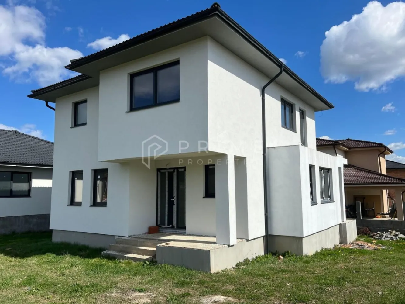 Casă individuală modernă în Corunca 150 mp utili acces rapid Tg-Mureș - Vă propunem spre vânzare o casă individuală situată în Corunca, într-o zonă liniștită, cu acces rapid către E60 și oraș, ideală pentru o familie care își dorește confort, spațiu și intimitate.
Locuința se va preda în stadiu de semifinisat avansat, cu gard din bolțari de beton, parcare pavată, poartă de acces automatizată, oferindu-vă posibilitatea de a o personaliza după propriul gust, fără a mai parcurge etapele grele ale construcției. Există posibilitatea de a o cumpăra la stadiul din poze cu 250.000eur tva inclus.
Suprafață și teren
- 150 mp suprafață utilă
- teren de 535 mp
Compartimentare modernă, eficientă:
Parter
- hol generos de acces
- birou / cameră de oaspeți
- baie
- living luminos 
- bucătărie închisă
Etaj:
- 3 dormitoare generoase
- 1 baie 
Dotări și stadiu la predare:
- pereți tencuiți mecanizat, gletuiți și vopsiți în alb
- șapă mecanizată
- încălzire în pardoseală la parter
- calorifere la etaj
- centrală termică pe gaz
- ferestre tripan cu 3 garnituri pentru eficiență energetică
- acoperiș țiglă Bramac gri antracit
- izolație exterioară polistiren 10 cm, densitate 80

La Prime Properties, fiecare tranzacție înseamnă mai mult decât o simplă achiziție – este un proces complet, în care colaborăm cu cei mai buni profesioniști: notari, avocați, designeri, arhitecți, evaluatori, specialiști în certificate energetice, consultanți de credite imobiliare.
Astfel, atunci când alegi o proprietate prin noi, primești la pachet și siguranță, transparență și servicii impecabile pe tot parcursul drumului tău către casa ideală.
Ne dedicăm 100% fiecărui client, iar asta se reflectă în rezultate și în încrederea pe care o primim înapoi prin recomandările lor.
Proprietatea aceasta nu se potrivește exact nevoilor tale?
Lasă-ne să îți găsim alternativa potrivită. Agentul nostru îți va oferi soluții avantajoase și adaptate stilului tău de viață.
📞 Contactează-ne astăzi. Până acum nu am dezamăgit niciun client – și nu vom începe cu tine.
Comision 0% pentru cumpărători