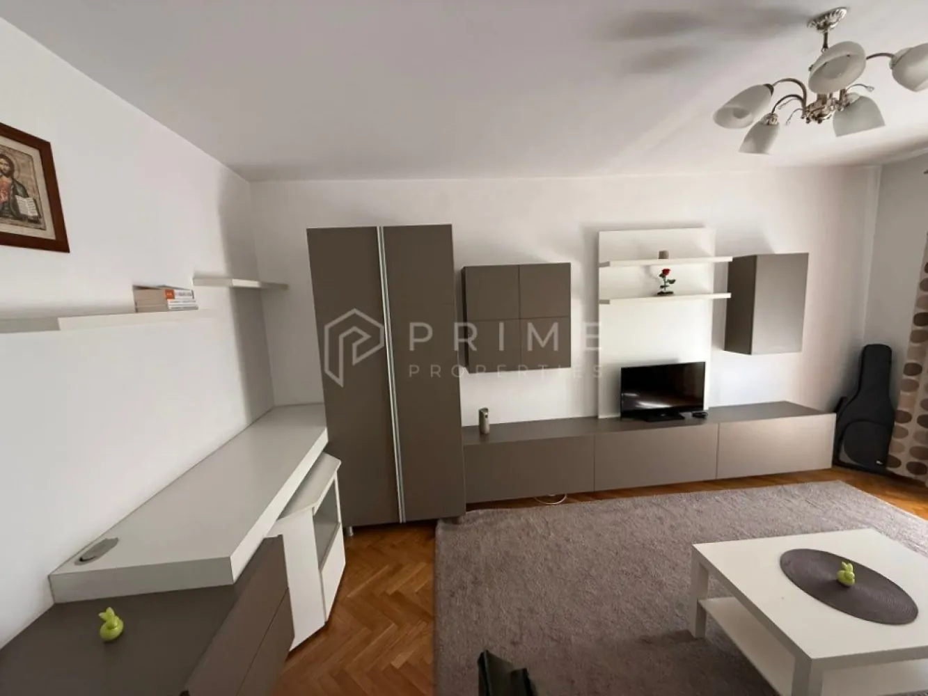 Apartament 2 camere, ideal pentru profesioniști, 7 Noiembrie - Vă oferim spre închiriere un apartament cu 2 camere, situat la etajul 1, într-o zonă apreciată și bine conectată din Târgu Mureș – cartierul 7 Noiembrie.

Proprietatea se remarcă prin poziționarea excelentă, la aproximativ 700 m de centrul orașului, oferind acces rapid către principalele puncte de interes. Datorită amplasării, locuința este ideală pentru persoane care își desfășoară activitatea în domeniul medical sau universitar, dar și pentru o familie serioasă care își dorește confort și eficiență în viața de zi cu zi.

Avantaje ale locației:
- proximitate față de UMF și alte instituții de învățământ superior;
- acces facil către unități medicale și centre universitare;
- școli și grădinițe în apropiere;
- stații de transport în comun (maxi taxi, taxi) la câteva minute;
- acces rapid către gară;
- supermarketuri și magazine în imediata vecinătate.

Apartamentul se închiriază pe termen lung, cu o lună de garanție.

La Prime Properties, fiecare tranzacție înseamnă mai mult decât o simplă achiziție – este un proces complet, în care colaborăm cu cei mai buni profesioniști: notari, avocați, evaluatori, specialiști în certificate energetice și consultanți de credite imobiliare.
Astfel, atunci când alegi o proprietate prin noi, primești la pachet siguranță, transparență și servicii impecabile pe tot parcursul drumului tău către casa ideală.

Ne dedicăm 100% fiecărui client, iar asta se reflectă în rezultate și în încrederea pe care o primim înapoi prin recomandările lor.
Această proprietate nu este exact ceea ce cauți?
Lasă-ne să îți găsim alternativa potrivită. Agentul tău Prime îți va oferi soluții avantajoase, adaptate stilului tău de viață.
Contactează-ne astăzi. Până acum nu am dezamăgit niciun client – și nu vom începe cu tine.
Comision: 50% din valoarea primei luni de chirie.