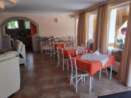 Casă individuală 310mp utili, 8 camere, piscină