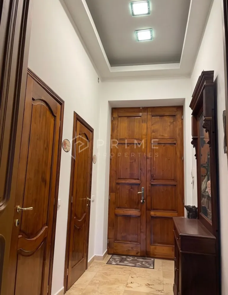 Închiriere apartament ultracentral cu 2 camere - Vă prezentăm spre închiriere un apartament cu 2 camere ultracentral.
- Aflat in Piața Trandafirilor, Târgu Mureș, apartamentul este parte a unei clădiri istorice construită în stil neobaroc, Casa Banyai.
- Cu o suprafață de 61mp, situat la etajul 2, apartamentul este pretabil pentru a fi folosit ca birou, salon sau amenajat pentru a fi locuit.
- Compartimentare: 2 camere, 1 hol primitor, 1 chicinetă, 1 grup sanitar.
- Locuință ultrcentrală aproape de multiple facilități. La doar câțiva pași găsești restaurante, cafenele și baruri. În apropiere, sunt școli, grădinițe și universități importante.
- Dacă vrei să locuiești într-o zonă centrală, aproape de cultură și agrement, acest apartament te așteaptă. 

La Prime Properties, fiecare tranzacție înseamnă mai mult decât o simplă achiziție – este un proces complet, în care colaborăm cu cei mai buni profesioniști: notari, avocați, evaluatori, specialiști în certificate energetice și consultanți de credite imobiliare.
Astfel, atunci când alegi o proprietate prin noi, primești la pachet siguranță, transparență și servicii impecabile pe tot parcursul drumului tău către casa ideală.

Ne dedicăm 100% fiecărui client, iar asta se reflectă în rezultate și în încrederea pe care o primim înapoi prin recomandările lor.
Această proprietate nu este exact ceea ce cauți?
Lasă-ne să îți găsim alternativa potrivită. Agentul tău Prime îți va oferi soluții avantajoase, adaptate stilului tău de viață.
Contactează-ne astăzi. Până acum nu am dezamăgit niciun client – și nu vom începe cu tine.
Comision: 50% din valoarea unei chirii lunare.