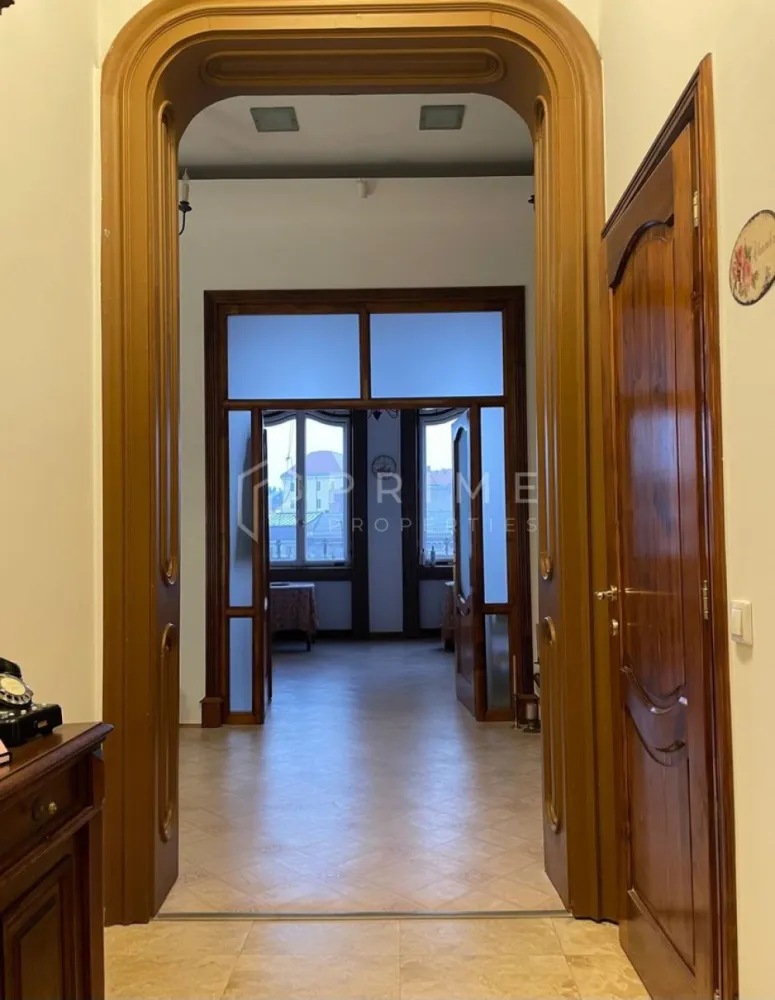 Închiriere apartament ultracentral cu 2 camere - Vă prezentăm spre închiriere un apartament cu 2 camere ultracentral.
- Aflat in Piața Trandafirilor, Târgu Mureș, apartamentul este parte a unei clădiri istorice construită în stil neobaroc, Casa Banyai.
- Cu o suprafață de 61mp, situat la etajul 2, apartamentul este pretabil pentru a fi folosit ca birou, salon sau amenajat pentru a fi locuit.
- Compartimentare: 2 camere, 1 hol primitor, 1 chicinetă, 1 grup sanitar.
- Locuință ultrcentrală aproape de multiple facilități. La doar câțiva pași găsești restaurante, cafenele și baruri. În apropiere, sunt școli, grădinițe și universități importante.
- Dacă vrei să locuiești într-o zonă centrală, aproape de cultură și agrement, acest apartament te așteaptă. 

La Prime Properties, fiecare tranzacție înseamnă mai mult decât o simplă achiziție – este un proces complet, în care colaborăm cu cei mai buni profesioniști: notari, avocați, evaluatori, specialiști în certificate energetice și consultanți de credite imobiliare.
Astfel, atunci când alegi o proprietate prin noi, primești la pachet siguranță, transparență și servicii impecabile pe tot parcursul drumului tău către casa ideală.

Ne dedicăm 100% fiecărui client, iar asta se reflectă în rezultate și în încrederea pe care o primim înapoi prin recomandările lor.
Această proprietate nu este exact ceea ce cauți?
Lasă-ne să îți găsim alternativa potrivită. Agentul tău Prime îți va oferi soluții avantajoase, adaptate stilului tău de viață.
Contactează-ne astăzi. Până acum nu am dezamăgit niciun client – și nu vom începe cu tine.
Comision: 50% din valoarea unei chirii lunare.