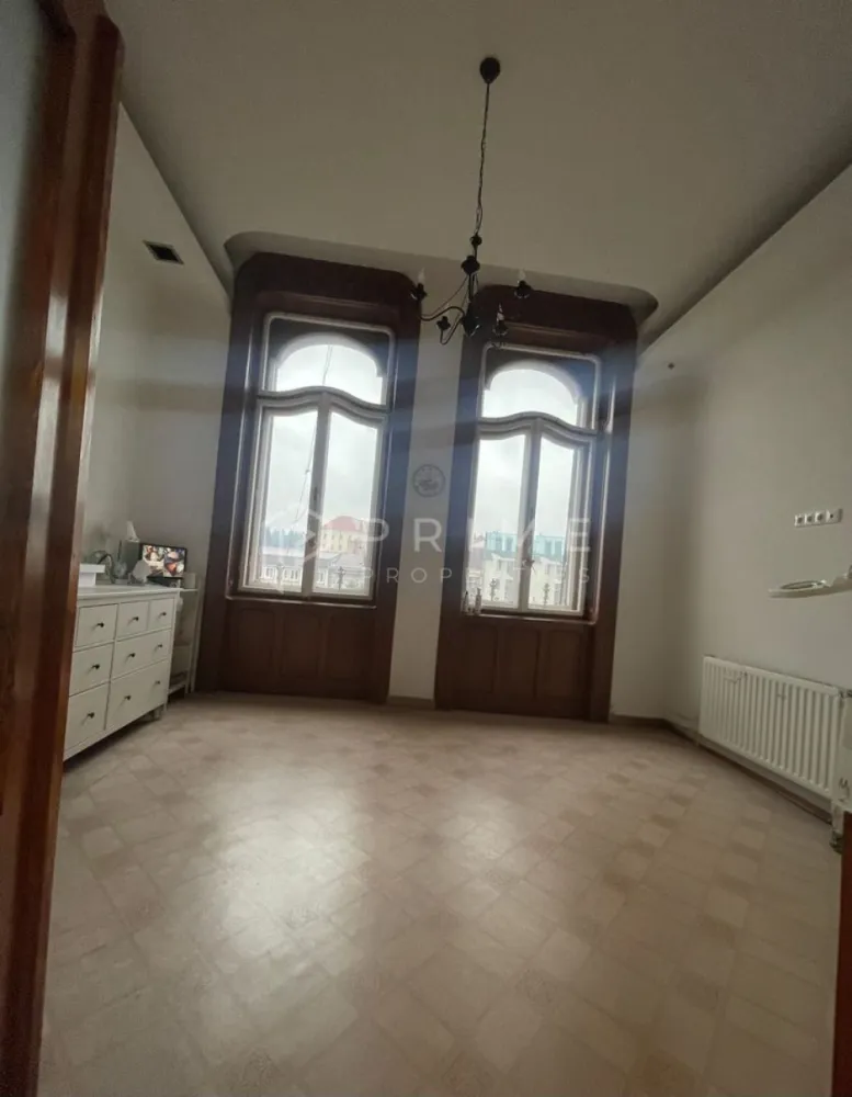 Închiriere apartament ultracentral cu 2 camere - Vă prezentăm spre închiriere un apartament cu 2 camere ultracentral.
- Aflat in Piața Trandafirilor, Târgu Mureș, apartamentul este parte a unei clădiri istorice construită în stil neobaroc, Casa Banyai.
- Cu o suprafață de 61mp, situat la etajul 2, apartamentul este pretabil pentru a fi folosit ca birou, salon sau amenajat pentru a fi locuit.
- Compartimentare: 2 camere, 1 hol primitor, 1 chicinetă, 1 grup sanitar.
- Locuință ultrcentrală aproape de multiple facilități. La doar câțiva pași găsești restaurante, cafenele și baruri. În apropiere, sunt școli, grădinițe și universități importante.
- Dacă vrei să locuiești într-o zonă centrală, aproape de cultură și agrement, acest apartament te așteaptă. 

La Prime Properties, fiecare tranzacție înseamnă mai mult decât o simplă achiziție – este un proces complet, în care colaborăm cu cei mai buni profesioniști: notari, avocați, evaluatori, specialiști în certificate energetice și consultanți de credite imobiliare.
Astfel, atunci când alegi o proprietate prin noi, primești la pachet siguranță, transparență și servicii impecabile pe tot parcursul drumului tău către casa ideală.

Ne dedicăm 100% fiecărui client, iar asta se reflectă în rezultate și în încrederea pe care o primim înapoi prin recomandările lor.
Această proprietate nu este exact ceea ce cauți?
Lasă-ne să îți găsim alternativa potrivită. Agentul tău Prime îți va oferi soluții avantajoase, adaptate stilului tău de viață.
Contactează-ne astăzi. Până acum nu am dezamăgit niciun client – și nu vom începe cu tine.
Comision: 50% din valoarea unei chirii lunare.