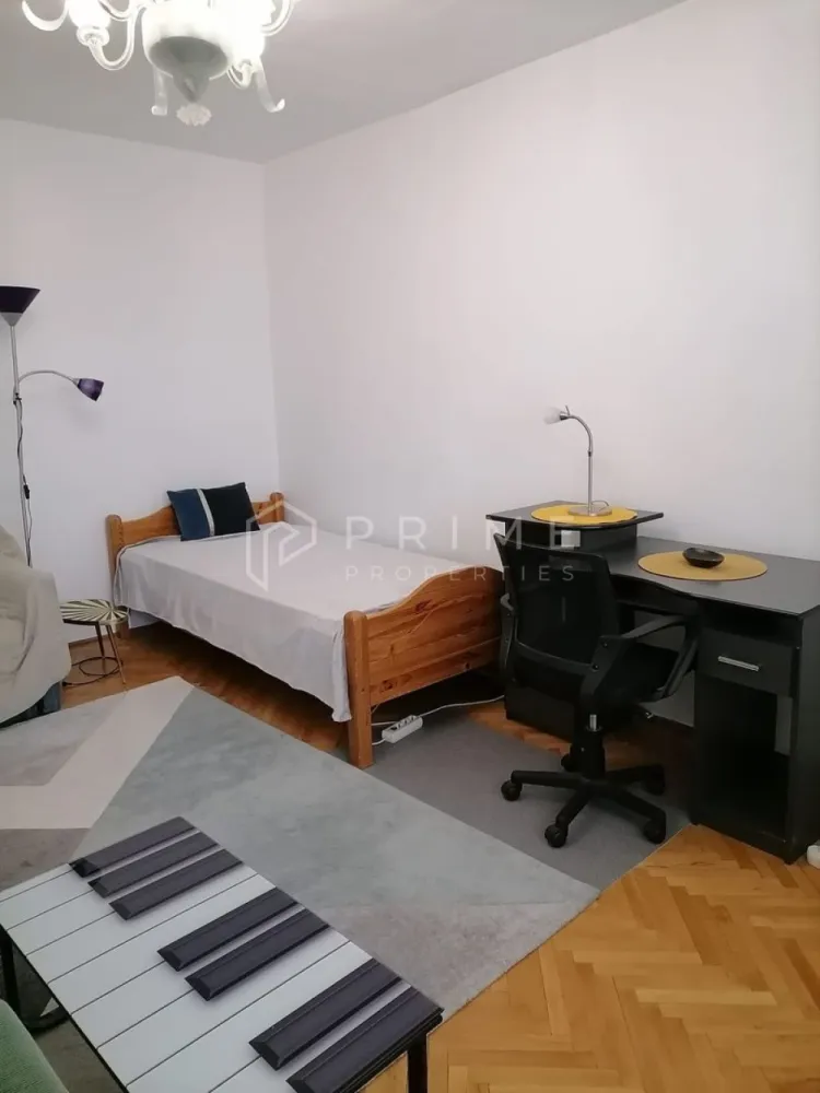 Apartament 3 camere de închiriat – Dâmbu, etaj 1, ideal pentru studenț - Oferim spre închiriere un apartament cu 3 camere, situat în cartierul Dâmbu, la etajul 1 al unui imobil liniștit. Locuința oferă o priveliște plăcută și aerisită, într-o zonă cu multă liniște.

Apartamentul dispune de un balcon generos, ideal pentru relaxare sau pentru a te bucura de momentele libere.

Este amplasat aproape de centrul orașului, cu acces facil la transport, magazine și universități.

Datorită compartimentării practice și poziționării convenabile, este ideal pentru studenți.
- 3 camere
- Etaj 1
- Balcon spațios
- Zonă liniștită
- Aproape de centru
- Ideal pentru studenți

La Prime Properties, fiecare tranzacție înseamnă mai mult decât o simplă achiziție – este un proces complet, în care colaborăm cu cei mai buni profesioniști: notari, avocați, evaluatori, specialiști în certificate energetice și consultanți de credite imobiliare.
Astfel, atunci când alegi o proprietate prin noi, primești la pachet siguranță, transparență și servicii impecabile pe tot parcursul drumului tău către casa ideală.

Ne dedicăm 100% fiecărui client, iar asta se reflectă în rezultate și în încrederea pe care o primim înapoi prin recomandările lor.
Această proprietate nu este exact ceea ce cauți?
Lasă-ne să îți găsim alternativa potrivită. Agentul tău Prime îți va oferi soluții avantajoase, adaptate stilului tău de viață.
Contactează-ne astăzi. Până acum nu am dezamăgit niciun client – și nu vom începe cu tine.
Comision: 50% din valoarea primei luni de chirie.