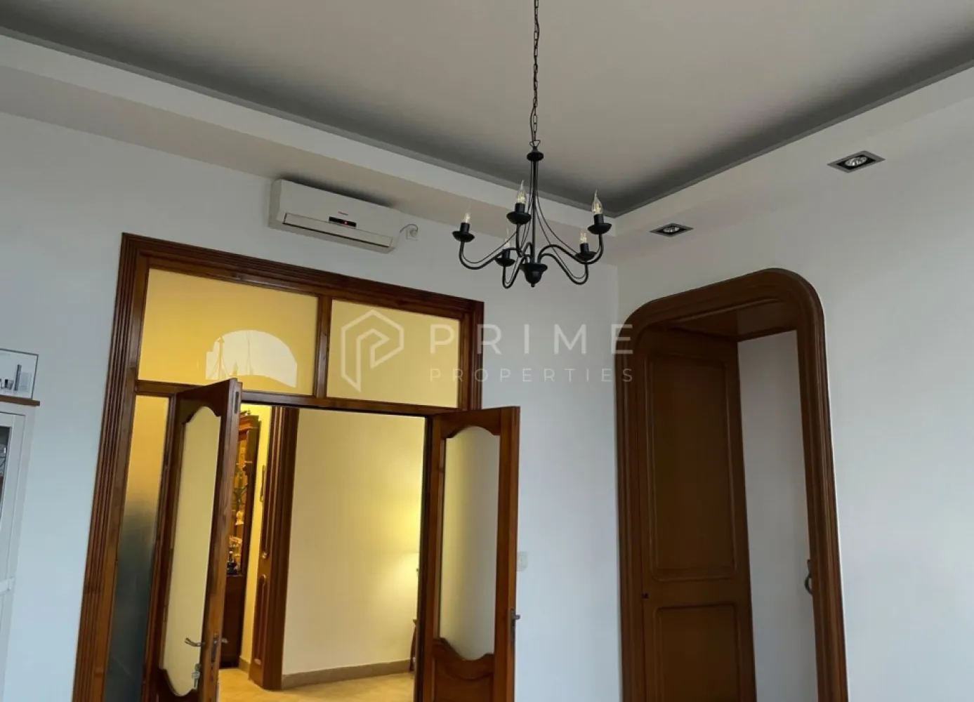 Închiriere apartament ultracentral cu 2 camere - Vă prezentăm spre închiriere un apartament cu 2 camere ultracentral.
- Aflat in Piața Trandafirilor, Târgu Mureș, apartamentul este parte a unei clădiri istorice construită în stil neobaroc, Casa Banyai.
- Cu o suprafață de 61mp, situat la etajul 2, apartamentul este pretabil pentru a fi folosit ca birou, salon sau amenajat pentru a fi locuit.
- Compartimentare: 2 camere, 1 hol primitor, 1 chicinetă, 1 grup sanitar.
- Locuință ultrcentrală aproape de multiple facilități. La doar câțiva pași găsești restaurante, cafenele și baruri. În apropiere, sunt școli, grădinițe și universități importante.
- Dacă vrei să locuiești într-o zonă centrală, aproape de cultură și agrement, acest apartament te așteaptă. 

La Prime Properties, fiecare tranzacție înseamnă mai mult decât o simplă achiziție – este un proces complet, în care colaborăm cu cei mai buni profesioniști: notari, avocați, evaluatori, specialiști în certificate energetice și consultanți de credite imobiliare.
Astfel, atunci când alegi o proprietate prin noi, primești la pachet siguranță, transparență și servicii impecabile pe tot parcursul drumului tău către casa ideală.

Ne dedicăm 100% fiecărui client, iar asta se reflectă în rezultate și în încrederea pe care o primim înapoi prin recomandările lor.
Această proprietate nu este exact ceea ce cauți?
Lasă-ne să îți găsim alternativa potrivită. Agentul tău Prime îți va oferi soluții avantajoase, adaptate stilului tău de viață.
Contactează-ne astăzi. Până acum nu am dezamăgit niciun client – și nu vom începe cu tine.
Comision: 50% din valoarea unei chirii lunare.