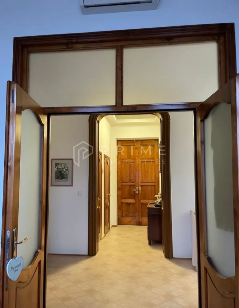 Închiriere apartament ultracentral cu 2 camere - Vă prezentăm spre închiriere un apartament cu 2 camere ultracentral.
- Aflat in Piața Trandafirilor, Târgu Mureș, apartamentul este parte a unei clădiri istorice construită în stil neobaroc, Casa Banyai.
- Cu o suprafață de 61mp, situat la etajul 2, apartamentul este pretabil pentru a fi folosit ca birou, salon sau amenajat pentru a fi locuit.
- Compartimentare: 2 camere, 1 hol primitor, 1 chicinetă, 1 grup sanitar.
- Locuință ultrcentrală aproape de multiple facilități. La doar câțiva pași găsești restaurante, cafenele și baruri. În apropiere, sunt școli, grădinițe și universități importante.
- Dacă vrei să locuiești într-o zonă centrală, aproape de cultură și agrement, acest apartament te așteaptă. 

La Prime Properties, fiecare tranzacție înseamnă mai mult decât o simplă achiziție – este un proces complet, în care colaborăm cu cei mai buni profesioniști: notari, avocați, evaluatori, specialiști în certificate energetice și consultanți de credite imobiliare.
Astfel, atunci când alegi o proprietate prin noi, primești la pachet siguranță, transparență și servicii impecabile pe tot parcursul drumului tău către casa ideală.

Ne dedicăm 100% fiecărui client, iar asta se reflectă în rezultate și în încrederea pe care o primim înapoi prin recomandările lor.
Această proprietate nu este exact ceea ce cauți?
Lasă-ne să îți găsim alternativa potrivită. Agentul tău Prime îți va oferi soluții avantajoase, adaptate stilului tău de viață.
Contactează-ne astăzi. Până acum nu am dezamăgit niciun client – și nu vom începe cu tine.
Comision: 50% din valoarea unei chirii lunare.