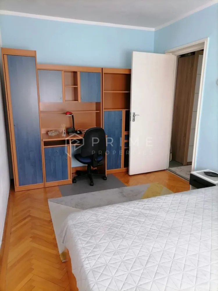Apartament 3 camere de închiriat – Dâmbu, etaj 1, ideal pentru studenț - Oferim spre închiriere un apartament cu 3 camere, situat în cartierul Dâmbu, la etajul 1 al unui imobil liniștit. Locuința oferă o priveliște plăcută și aerisită, într-o zonă cu multă liniște.

Apartamentul dispune de un balcon generos, ideal pentru relaxare sau pentru a te bucura de momentele libere.

Este amplasat aproape de centrul orașului, cu acces facil la transport, magazine și universități.

Datorită compartimentării practice și poziționării convenabile, este ideal pentru studenți.
- 3 camere
- Etaj 1
- Balcon spațios
- Zonă liniștită
- Aproape de centru
- Ideal pentru studenți

La Prime Properties, fiecare tranzacție înseamnă mai mult decât o simplă achiziție – este un proces complet, în care colaborăm cu cei mai buni profesioniști: notari, avocați, evaluatori, specialiști în certificate energetice și consultanți de credite imobiliare.
Astfel, atunci când alegi o proprietate prin noi, primești la pachet siguranță, transparență și servicii impecabile pe tot parcursul drumului tău către casa ideală.

Ne dedicăm 100% fiecărui client, iar asta se reflectă în rezultate și în încrederea pe care o primim înapoi prin recomandările lor.
Această proprietate nu este exact ceea ce cauți?
Lasă-ne să îți găsim alternativa potrivită. Agentul tău Prime îți va oferi soluții avantajoase, adaptate stilului tău de viață.
Contactează-ne astăzi. Până acum nu am dezamăgit niciun client – și nu vom începe cu tine.
Comision: 50% din valoarea primei luni de chirie.