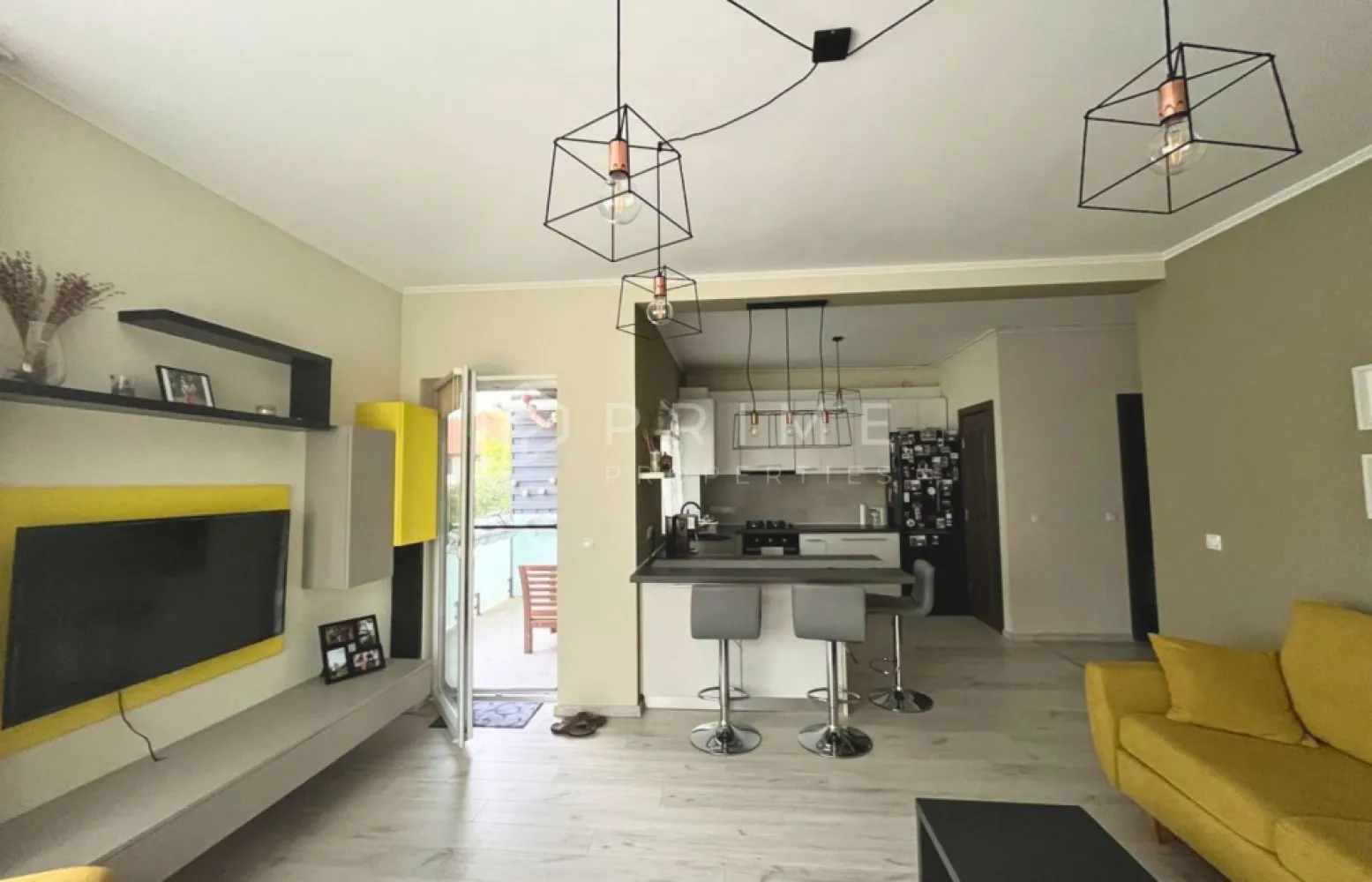 De închiriat: Apartament modern 2 camere | Cartier Unirii | Bloc 2018 - Echipa noastră vă propune spre închiriere un apartament modern cu 2 camere, situat într-o zonă liniștită și sigură din cartierul Unirii, Târgu Mureș. Locuința se află într-un imobil construit în anul 2018, din cărămidă, oferind un confort termic și fonic deosebit.

Cu o suprafață utilă de 57 mp, apartamentul este complet mobilat și utilat, fiind pregătit pentru a deveni noul dumneavoastră cămin.

Dotări și Facilități:
Apartamentul este echipat cu tot ce aveți nevoie pentru un stil de viață modern:
Bucătărie completă: Mașină de spălat vase, frigider, plită și cuptor, espressor, prăjitor de pâine.
Tehnologie: Smart TV, internet de mare viteză, interfon.
Utilități: Mașină de spălat rufe.
Siguranță: Curte împrejmuită, oferind un mediu sigur și privat.
Parcare: Loc de parcare propriu inclus.

Localizare Strategică:
Proprietatea beneficiază de o poziționare ideală, oferind acces facil către punctele de interes majore:
Educație: Aproape de UMFST (Universitatea de Medicină, Farmacie, Științe și Tehnologie), situată la aproximativ 2.5 km.
Dining: În proximitate se află restaurante cunoscute precum „Tip Top” (745 m) și „Pizza King” (844 m).
Sănătate & Sport: Acces rapid la Farmacia Stelaria (754 m), clinici medicale și centre sportive.
Mobilitate: Acces facil la transportul public, cu stații de autobuz situate în apropiere.

Condiții de închiriere:
Preț chirie: 450 Euro / lună.
Garanție: se parcepe o chirie. 
Comision agenție: 50% din prima lună de chirie.

Dacă sunteți interesați de această proprietate, nu ezitați să ne contactați pentru a programa o vizionare. Echipa noastră vă stă cu plăcere la dispoziție pentru orice detalii suplimentare!