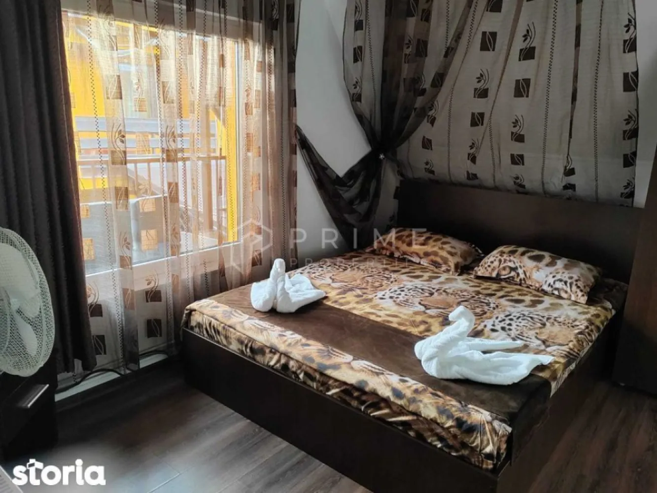 Pensiune Premium de Vânzare aproape de Sovata - Vă prezentăm o oportunitate rară:
Preiei astăzi o afacere turistică funcțională, cu reputație construită în 11 ani și rating excepțional — 9,7 pe Booking | 4,8 pe Google.
De ce este o investiție solidă:
Cerere turistică susținută pe durata sezonului estival, cu rezervări constante în weekend pe tot parcursul anului
Reputație online impecabilă, bază de clienți fidelizată
Oportunitate de extindere în segmentul wellness & recovery, susținută de ecosistemul turistic balnear consacrat al stațiunii Sovata.
Proprietatea — date tehnice:

2 clădiri separate, 368 mp construiți | Teren ~2.100 mp (2 nr. cadastrale)
9 camere | 8 băi + 3 toalete | Bucătărie echipată | Sală de mese
Sală pentru evenimente cu piscină interioară | 4 terase | 2 balcoane
Lac ornamental, livadă, parcare generoasă, grătar, loc ceaun
Construcție cărămidă | Tâmplărie termopan | Centrală termică
Racordată la toate utilitățile: apă, gaz, electricitate trifazată
Mobilată și echipată complet — preluare imediată
Ideal pentru: investitori care doresc un business gata operațional, fără costuri de pornire.

Preț 309000euro, deschis negocierilor, inclusiv schimb parțial cu apartamente în Târgu Mureș sau Sovata.

Programează o vizionare.

La Prime Properties, fiecare tranzacție înseamnă mai mult decât o simplă achiziție – este un proces complet, în care colaborăm cu cei mai buni profesioniști: notari, avocați, designeri, arhitecți, evaluatori, specialiști în certificate energetice, consultanți de credite imobiliare.
Astfel, atunci când alegi o proprietate prin noi, primești la pachet și siguranță, transparență și servicii impecabile pe tot parcursul drumului tău către casa ideală.
Ne dedicăm 100% fiecărui client, iar asta se reflectă în rezultate și în încrederea pe care o primim înapoi prin recomandările lor.
Proprietatea aceasta nu se potrivește exact nevoilor tale?
Lasă-ne să îți găsim alternativa potrivită. Agentul nostru îți va oferi soluții avantajoase și adaptate stilului tău de viață.
📞 Contactează-ne astăzi. Până acum nu am dezamăgit niciun client – și nu vom începe cu tine.
Comision 0% pentru cumpărători