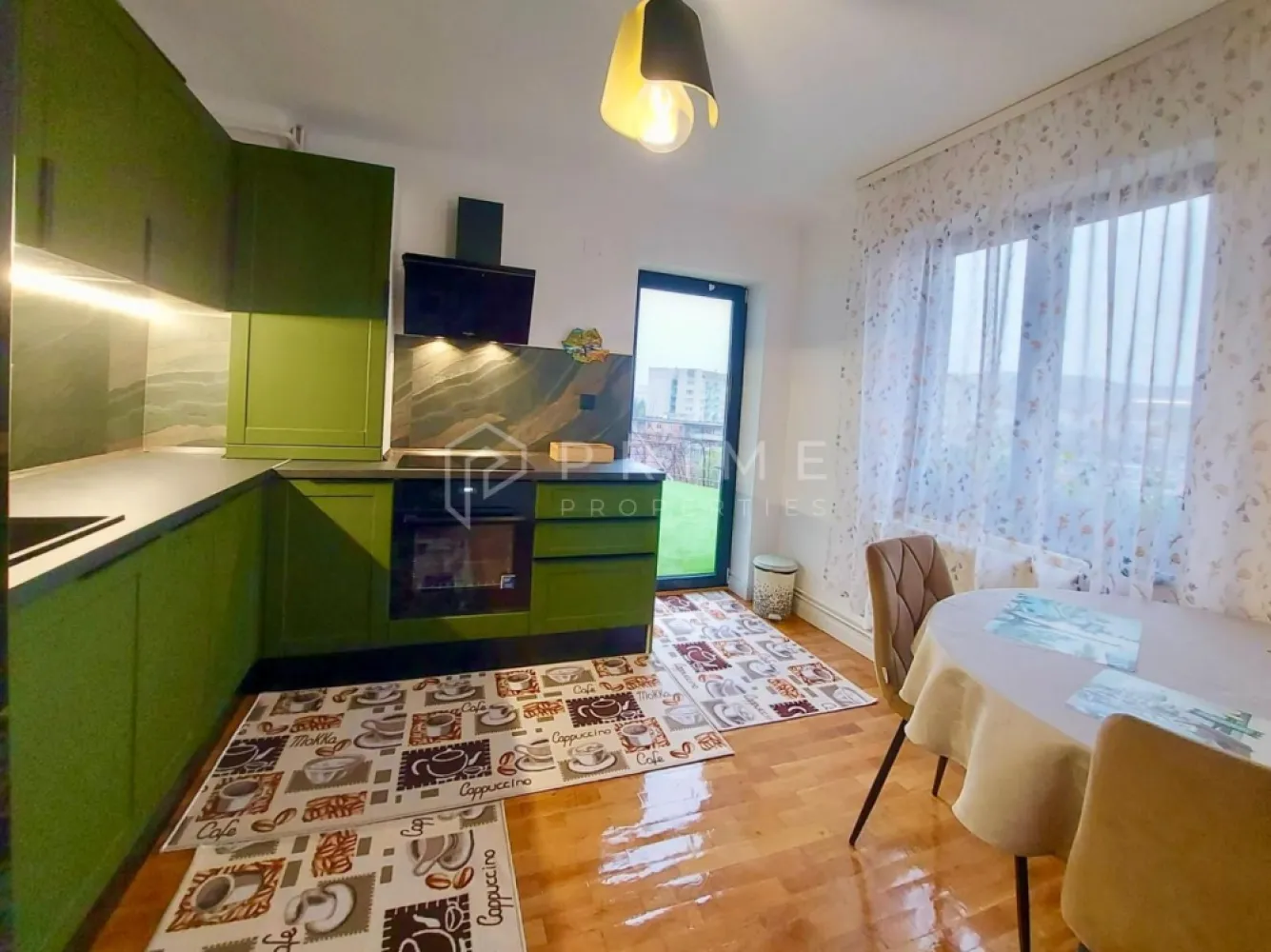 Casa renovata complet | Zona Platou | Ideala locuinta sau investitie - Va propunem spre vanzare o casa complet renovata, situata intr-una dintre cele mai cautate zone – Platou, cu vedere spre Tudor Vladimirescu. Proprietatea este disponibila rapid, cu carte funciara la zi, fara sarcini. Ideala atat pentru locuinta, cat si pentru investitie (inchiriere in regim hotelier sau birouri).

Suprafete
* Suprafata teren: 265 mp
* Suprafata desfasurata: 125 mp
* Suprafata utila totala (cu terase): 165 mp

Compartimentare inteligenta (2 unitati)
Apartament 1 – 88 mp:
* Living
* Bucatarie + terasa
* 2 dormitoare (inclusiv matrimonial cu baie proprie)
* 2 bai
* Hol

Apartament 2 – 45 mp:
* Living
* Dormitor
* Chicineta
* Baie
* Terasa betonata (16 mp)
* Pivnita (7.5 mp)

Exterior
* Curte cu loc de parcare
* Gradina
* 2 terase

Dotari & finisaje premium
* Renovare completa in ultimii 2 ani (instalatii, acoperis, ferestre)
* Centrala termica noua Ariston + termostat wifi
* Radiatoare Purmo
* Geamuri termopan
* Izolatie cu polistiren 10 cm
* Parchet din stejar masiv reconditionat
* Gresie si faianta noi (120x60 cm)
* Obiecte sanitare noi
* Iluminat LED + control smart din aplicatie
* Intrerupatoare touch
* Semineu in living

Utilitati complete
* Curent monofazat + trifazat (27 kW)
* Priza pentru masina electrica
* Gaz, apa, canalizare
* Internet, WiFi, TV
* Poarta electrica cu telecomanda
* Sistem de supraveghere video

Alte informatii
* Certificat energetic: Clasa B
* Proprietate "la cheie" – partial mobilata si utilata
* Eligibila pentru credit ipotecar

La Prime Properties, fiecare tranzacție înseamnă mai mult decât o simplă achiziție – este un proces complet, în care colaborăm cu cei mai buni profesioniști: notari, avocați, designeri, arhitecți, evaluatori, specialiști în certificate energetice, consultanți de credite imobiliare.
Astfel, atunci când alegi o proprietate prin noi, primești la pachet și siguranță, transparență și servicii impecabile pe tot parcursul drumului tău către casa ideală.
Ne dedicăm 100% fiecărui client, iar asta se reflectă în rezultate și în încrederea pe care o primim înapoi prin recomandările lor.
Proprietatea aceasta nu se potrivește exact nevoilor tale?
Lasă-ne să îți găsim alternativa potrivită. Agentul nostru îți va oferi soluții avantajoase și adaptate stilului tău de viață.
📞 Contactează-ne astăzi. Până acum nu am dezamăgit niciun client – și nu vom începe cu tine.
Comision 0% pentru cumpărători