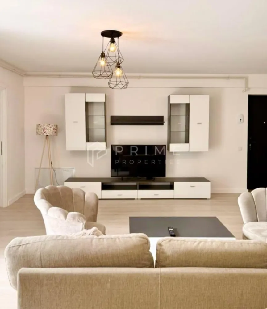 Apartament modern cu 2 camere, bloc nou, AMA Residence Unirii - Vă prezentăm spre închiriere un apartament modern, la prima închiriere, în bloc nou, complexul AMA Residence Unirii.
- Cu o suprafață utilă de 58,5mp, plus terasa, la etajul 2 din 4.
- Apartamentul este la prima închiriere, fiind complet mobilat și utilat, având un design funcțional și aerisit.

Compartimentare: 
- Living cu bucătărie open-space, dormitor, baie, hol generos și terasa.
- Dispune de încălzire în pardoseală.
- Lloc de parcare și boxă de depozitare

La Prime Properties, fiecare tranzacție înseamnă mai mult decât o simplă achiziție – este un proces complet, în care colaborăm cu cei mai buni profesioniști: notari, avocați, evaluatori, specialiști în certificate energetice și consultanți de credite imobiliare.
Astfel, atunci când alegi o proprietate prin noi, primești la pachet siguranță, transparență și servicii impecabile pe tot parcursul drumului tău către casa ideală.
Ne dedicăm 100% fiecărui client, iar asta se reflectă în rezultate și în încrederea pe care o primim înapoi prin recomandările lor.
Această proprietate nu este exact ceea ce cauți?
Lasă-ne să îți găsim alternativa potrivită. Agentul tău Prime îți va oferi soluții avantajoase, adaptate stilului tău de viață.
Contactează-ne astăzi. Până acum nu am dezamăgit niciun client – și nu vom începe cu tine.
Comision: 50% din valoarea unei chirii lunare.
