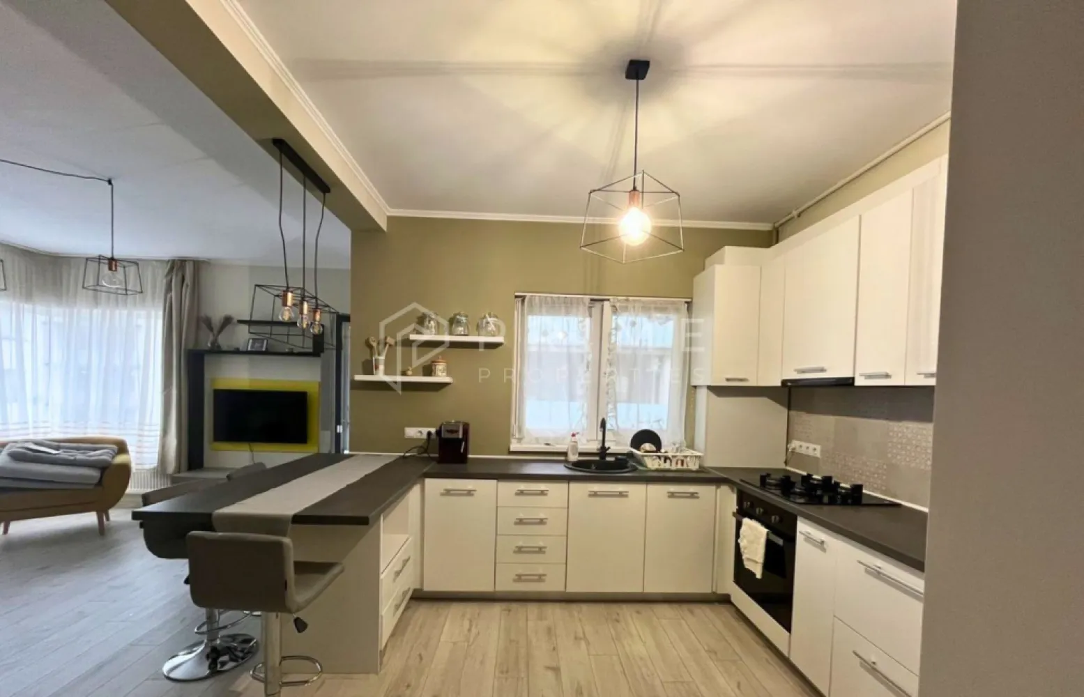 De închiriat: Apartament modern 2 camere | Cartier Unirii | Bloc 2018 - Echipa noastră vă propune spre închiriere un apartament modern cu 2 camere, situat într-o zonă liniștită și sigură din cartierul Unirii, Târgu Mureș. Locuința se află într-un imobil construit în anul 2018, din cărămidă, oferind un confort termic și fonic deosebit.

Cu o suprafață utilă de 57 mp, apartamentul este complet mobilat și utilat, fiind pregătit pentru a deveni noul dumneavoastră cămin.

Dotări și Facilități:
Apartamentul este echipat cu tot ce aveți nevoie pentru un stil de viață modern:
Bucătărie completă: Mașină de spălat vase, frigider, plită și cuptor, espressor, prăjitor de pâine.
Tehnologie: Smart TV, internet de mare viteză, interfon.
Utilități: Mașină de spălat rufe.
Siguranță: Curte împrejmuită, oferind un mediu sigur și privat.
Parcare: Loc de parcare propriu inclus.

Localizare Strategică:
Proprietatea beneficiază de o poziționare ideală, oferind acces facil către punctele de interes majore:
Educație: Aproape de UMFST (Universitatea de Medicină, Farmacie, Științe și Tehnologie), situată la aproximativ 2.5 km.
Dining: În proximitate se află restaurante cunoscute precum „Tip Top” (745 m) și „Pizza King” (844 m).
Sănătate & Sport: Acces rapid la Farmacia Stelaria (754 m), clinici medicale și centre sportive.
Mobilitate: Acces facil la transportul public, cu stații de autobuz situate în apropiere.

Condiții de închiriere:
Preț chirie: 450 Euro / lună.
Garanție: se parcepe o chirie. 
Comision agenție: 50% din prima lună de chirie.

Dacă sunteți interesați de această proprietate, nu ezitați să ne contactați pentru a programa o vizionare. Echipa noastră vă stă cu plăcere la dispoziție pentru orice detalii suplimentare!