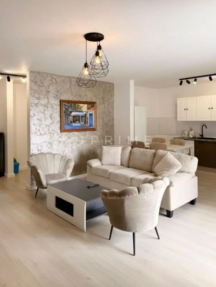 Apartament modern cu 2 camere, bloc nou, AMA Residence Unirii - Vă prezentăm spre închiriere un apartament modern, la prima închiriere, în bloc nou, complexul AMA Residence Unirii.
- Cu o suprafață utilă de 58,5mp, plus terasa, la etajul 2 din 4.
- Apartamentul este la prima închiriere, fiind complet mobilat și utilat, având un design funcțional și aerisit.

Compartimentare: 
- Living cu bucătărie open-space, dormitor, baie, hol generos și terasa.
- Dispune de încălzire în pardoseală.
- Lloc de parcare și boxă de depozitare

La Prime Properties, fiecare tranzacție înseamnă mai mult decât o simplă achiziție – este un proces complet, în care colaborăm cu cei mai buni profesioniști: notari, avocați, evaluatori, specialiști în certificate energetice și consultanți de credite imobiliare.
Astfel, atunci când alegi o proprietate prin noi, primești la pachet siguranță, transparență și servicii impecabile pe tot parcursul drumului tău către casa ideală.
Ne dedicăm 100% fiecărui client, iar asta se reflectă în rezultate și în încrederea pe care o primim înapoi prin recomandările lor.
Această proprietate nu este exact ceea ce cauți?
Lasă-ne să îți găsim alternativa potrivită. Agentul tău Prime îți va oferi soluții avantajoase, adaptate stilului tău de viață.
Contactează-ne astăzi. Până acum nu am dezamăgit niciun client – și nu vom începe cu tine.
Comision: 50% din valoarea unei chirii lunare.