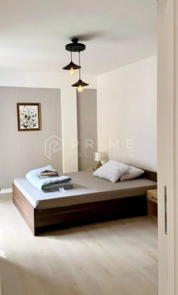 Apartament modern cu 2 camere, bloc nou, AMA Residence Unirii - Vă prezentăm spre închiriere un apartament modern, la prima închiriere, în bloc nou, complexul AMA Residence Unirii.
- Cu o suprafață utilă de 58,5mp, plus terasa, la etajul 2 din 4.
- Apartamentul este la prima închiriere, fiind complet mobilat și utilat, având un design funcțional și aerisit.

Compartimentare: 
- Living cu bucătărie open-space, dormitor, baie, hol generos și terasa.
- Dispune de încălzire în pardoseală.
- Lloc de parcare și boxă de depozitare

La Prime Properties, fiecare tranzacție înseamnă mai mult decât o simplă achiziție – este un proces complet, în care colaborăm cu cei mai buni profesioniști: notari, avocați, evaluatori, specialiști în certificate energetice și consultanți de credite imobiliare.
Astfel, atunci când alegi o proprietate prin noi, primești la pachet siguranță, transparență și servicii impecabile pe tot parcursul drumului tău către casa ideală.
Ne dedicăm 100% fiecărui client, iar asta se reflectă în rezultate și în încrederea pe care o primim înapoi prin recomandările lor.
Această proprietate nu este exact ceea ce cauți?
Lasă-ne să îți găsim alternativa potrivită. Agentul tău Prime îți va oferi soluții avantajoase, adaptate stilului tău de viață.
Contactează-ne astăzi. Până acum nu am dezamăgit niciun client – și nu vom începe cu tine.
Comision: 50% din valoarea unei chirii lunare.