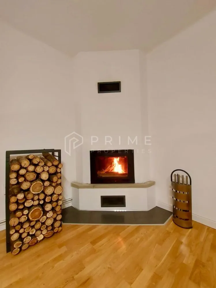 Casa renovata complet | Zona Platou | Ideala locuinta sau investitie - Va propunem spre vanzare o casa complet renovata, situata intr-una dintre cele mai cautate zone – Platou, cu vedere spre Tudor Vladimirescu. Proprietatea este disponibila rapid, cu carte funciara la zi, fara sarcini. Ideala atat pentru locuinta, cat si pentru investitie (inchiriere in regim hotelier sau birouri).

Suprafete
* Suprafata teren: 265 mp
* Suprafata desfasurata: 125 mp
* Suprafata utila totala (cu terase): 165 mp

Compartimentare inteligenta (2 unitati)
Apartament 1 – 88 mp:
* Living
* Bucatarie + terasa
* 2 dormitoare (inclusiv matrimonial cu baie proprie)
* 2 bai
* Hol

Apartament 2 – 45 mp:
* Living
* Dormitor
* Chicineta
* Baie
* Terasa betonata (16 mp)
* Pivnita (7.5 mp)

Exterior
* Curte cu loc de parcare
* Gradina
* 2 terase

Dotari & finisaje premium
* Renovare completa in ultimii 2 ani (instalatii, acoperis, ferestre)
* Centrala termica noua Ariston + termostat wifi
* Radiatoare Purmo
* Geamuri termopan
* Izolatie cu polistiren 10 cm
* Parchet din stejar masiv reconditionat
* Gresie si faianta noi (120x60 cm)
* Obiecte sanitare noi
* Iluminat LED + control smart din aplicatie
* Intrerupatoare touch
* Semineu in living

Utilitati complete
* Curent monofazat + trifazat (27 kW)
* Priza pentru masina electrica
* Gaz, apa, canalizare
* Internet, WiFi, TV
* Poarta electrica cu telecomanda
* Sistem de supraveghere video

Alte informatii
* Certificat energetic: Clasa B
* Proprietate "la cheie" – partial mobilata si utilata
* Eligibila pentru credit ipotecar

La Prime Properties, fiecare tranzacție înseamnă mai mult decât o simplă achiziție – este un proces complet, în care colaborăm cu cei mai buni profesioniști: notari, avocați, designeri, arhitecți, evaluatori, specialiști în certificate energetice, consultanți de credite imobiliare.
Astfel, atunci când alegi o proprietate prin noi, primești la pachet și siguranță, transparență și servicii impecabile pe tot parcursul drumului tău către casa ideală.
Ne dedicăm 100% fiecărui client, iar asta se reflectă în rezultate și în încrederea pe care o primim înapoi prin recomandările lor.
Proprietatea aceasta nu se potrivește exact nevoilor tale?
Lasă-ne să îți găsim alternativa potrivită. Agentul nostru îți va oferi soluții avantajoase și adaptate stilului tău de viață.
📞 Contactează-ne astăzi. Până acum nu am dezamăgit niciun client – și nu vom începe cu tine.
Comision 0% pentru cumpărători