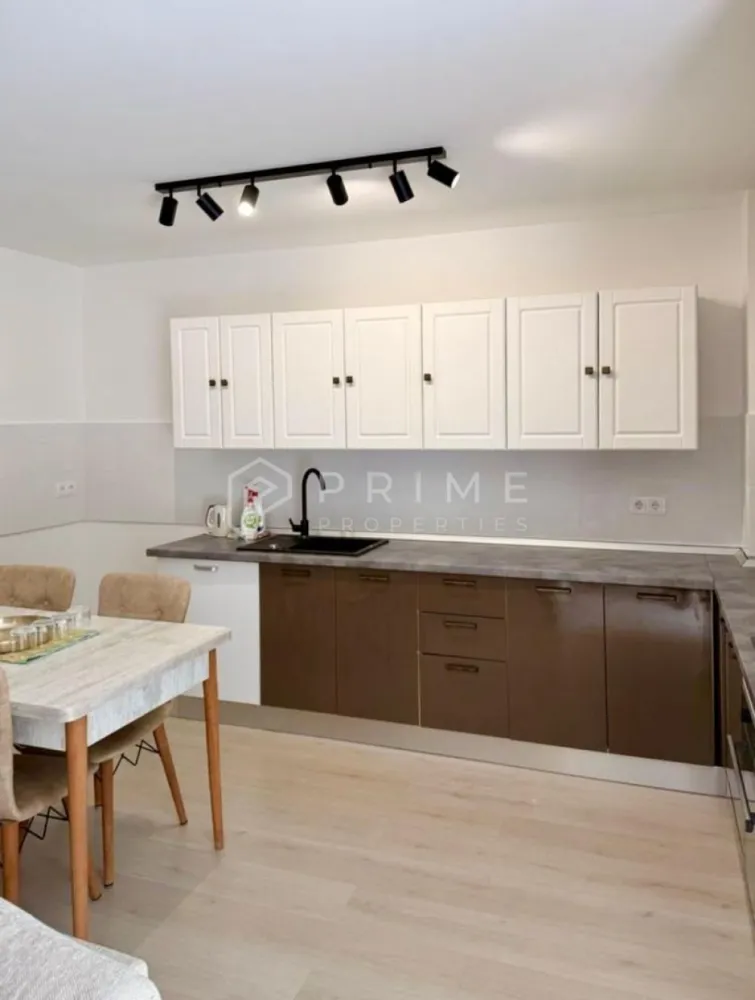 Apartament modern cu 2 camere, bloc nou, AMA Residence Unirii - Vă prezentăm spre închiriere un apartament modern, la prima închiriere, în bloc nou, complexul AMA Residence Unirii.
- Cu o suprafață utilă de 58,5mp, plus terasa, la etajul 2 din 4.
- Apartamentul este la prima închiriere, fiind complet mobilat și utilat, având un design funcțional și aerisit.

Compartimentare: 
- Living cu bucătărie open-space, dormitor, baie, hol generos și terasa.
- Dispune de încălzire în pardoseală.
- Lloc de parcare și boxă de depozitare

La Prime Properties, fiecare tranzacție înseamnă mai mult decât o simplă achiziție – este un proces complet, în care colaborăm cu cei mai buni profesioniști: notari, avocați, evaluatori, specialiști în certificate energetice și consultanți de credite imobiliare.
Astfel, atunci când alegi o proprietate prin noi, primești la pachet siguranță, transparență și servicii impecabile pe tot parcursul drumului tău către casa ideală.
Ne dedicăm 100% fiecărui client, iar asta se reflectă în rezultate și în încrederea pe care o primim înapoi prin recomandările lor.
Această proprietate nu este exact ceea ce cauți?
Lasă-ne să îți găsim alternativa potrivită. Agentul tău Prime îți va oferi soluții avantajoase, adaptate stilului tău de viață.
Contactează-ne astăzi. Până acum nu am dezamăgit niciun client – și nu vom începe cu tine.
Comision: 50% din valoarea unei chirii lunare.