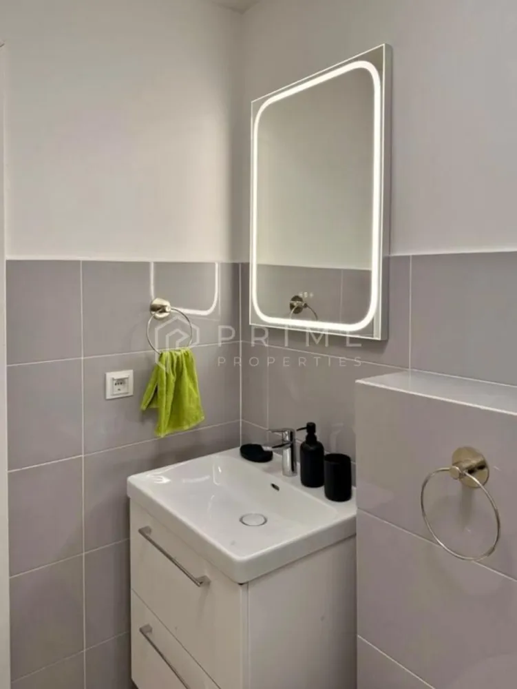 Apartament modern cu 2 camere, bloc nou, AMA Residence Unirii - Vă prezentăm spre închiriere un apartament modern, la prima închiriere, în bloc nou, complexul AMA Residence Unirii.
- Cu o suprafață utilă de 58,5mp, plus terasa, la etajul 2 din 4.
- Apartamentul este la prima închiriere, fiind complet mobilat și utilat, având un design funcțional și aerisit.

Compartimentare: 
- Living cu bucătărie open-space, dormitor, baie, hol generos și terasa.
- Dispune de încălzire în pardoseală.
- Lloc de parcare și boxă de depozitare

La Prime Properties, fiecare tranzacție înseamnă mai mult decât o simplă achiziție – este un proces complet, în care colaborăm cu cei mai buni profesioniști: notari, avocați, evaluatori, specialiști în certificate energetice și consultanți de credite imobiliare.
Astfel, atunci când alegi o proprietate prin noi, primești la pachet siguranță, transparență și servicii impecabile pe tot parcursul drumului tău către casa ideală.
Ne dedicăm 100% fiecărui client, iar asta se reflectă în rezultate și în încrederea pe care o primim înapoi prin recomandările lor.
Această proprietate nu este exact ceea ce cauți?
Lasă-ne să îți găsim alternativa potrivită. Agentul tău Prime îți va oferi soluții avantajoase, adaptate stilului tău de viață.
Contactează-ne astăzi. Până acum nu am dezamăgit niciun client – și nu vom începe cu tine.
Comision: 50% din valoarea unei chirii lunare.