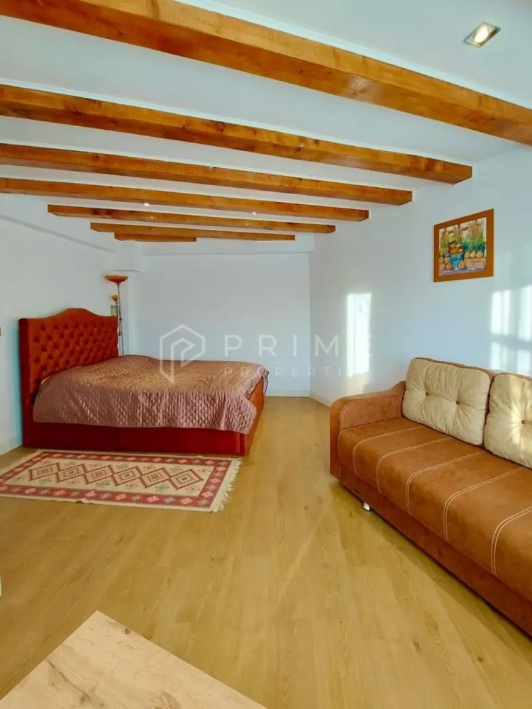 Casa renovata complet | Zona Platou | Ideala locuinta sau investitie - Va propunem spre vanzare o casa complet renovata, situata intr-una dintre cele mai cautate zone – Platou, cu vedere spre Tudor Vladimirescu. Proprietatea este disponibila rapid, cu carte funciara la zi, fara sarcini. Ideala atat pentru locuinta, cat si pentru investitie (inchiriere in regim hotelier sau birouri).

Suprafete
* Suprafata teren: 265 mp
* Suprafata desfasurata: 125 mp
* Suprafata utila totala (cu terase): 165 mp

Compartimentare inteligenta (2 unitati)
Apartament 1 – 88 mp:
* Living
* Bucatarie + terasa
* 2 dormitoare (inclusiv matrimonial cu baie proprie)
* 2 bai
* Hol

Apartament 2 – 45 mp:
* Living
* Dormitor
* Chicineta
* Baie
* Terasa betonata (16 mp)
* Pivnita (7.5 mp)

Exterior
* Curte cu loc de parcare
* Gradina
* 2 terase

Dotari & finisaje premium
* Renovare completa in ultimii 2 ani (instalatii, acoperis, ferestre)
* Centrala termica noua Ariston + termostat wifi
* Radiatoare Purmo
* Geamuri termopan
* Izolatie cu polistiren 10 cm
* Parchet din stejar masiv reconditionat
* Gresie si faianta noi (120x60 cm)
* Obiecte sanitare noi
* Iluminat LED + control smart din aplicatie
* Intrerupatoare touch
* Semineu in living

Utilitati complete
* Curent monofazat + trifazat (27 kW)
* Priza pentru masina electrica
* Gaz, apa, canalizare
* Internet, WiFi, TV
* Poarta electrica cu telecomanda
* Sistem de supraveghere video

Alte informatii
* Certificat energetic: Clasa B
* Proprietate "la cheie" – partial mobilata si utilata
* Eligibila pentru credit ipotecar

La Prime Properties, fiecare tranzacție înseamnă mai mult decât o simplă achiziție – este un proces complet, în care colaborăm cu cei mai buni profesioniști: notari, avocați, designeri, arhitecți, evaluatori, specialiști în certificate energetice, consultanți de credite imobiliare.
Astfel, atunci când alegi o proprietate prin noi, primești la pachet și siguranță, transparență și servicii impecabile pe tot parcursul drumului tău către casa ideală.
Ne dedicăm 100% fiecărui client, iar asta se reflectă în rezultate și în încrederea pe care o primim înapoi prin recomandările lor.
Proprietatea aceasta nu se potrivește exact nevoilor tale?
Lasă-ne să îți găsim alternativa potrivită. Agentul nostru îți va oferi soluții avantajoase și adaptate stilului tău de viață.
📞 Contactează-ne astăzi. Până acum nu am dezamăgit niciun client – și nu vom începe cu tine.
Comision 0% pentru cumpărători