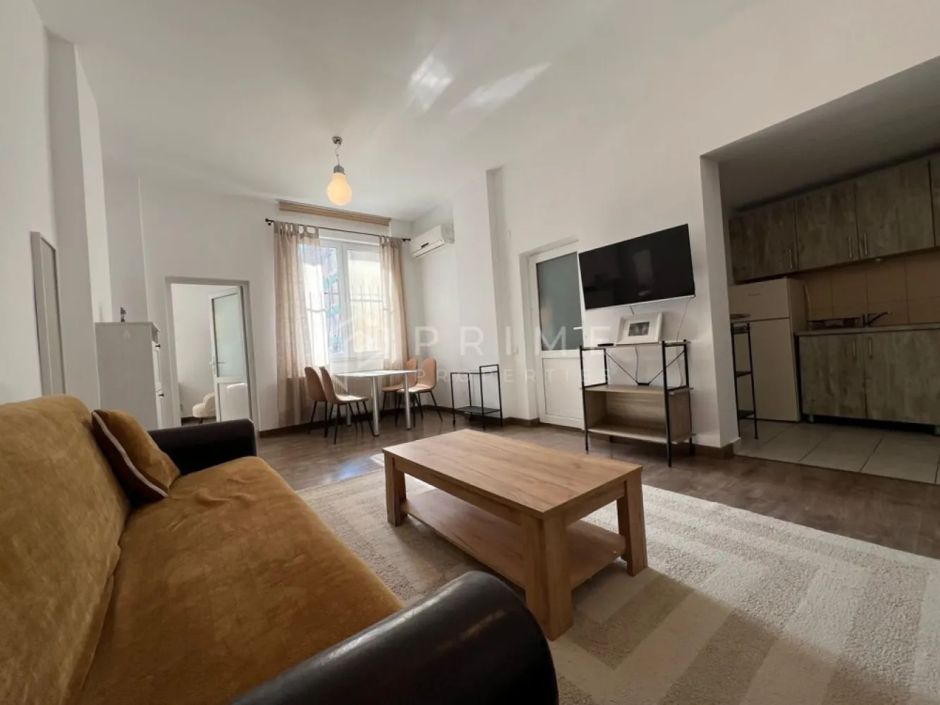 Apartament 3 camere de închiriat – 7 Noiembrie, Târgu Mureș - Disponibil spre închiriere apartament cu 3 camere, situat în zona 7 Noiembrie, la parter, într-o locație excelentă – lângă spitale și Universitatea UMFST. Ideal pentru o familie de rezidenți sau pentru 2 studenți care își doresc confort și proximitate față de punctele de interes.

Apartamentul este complet mobilat și utilat, pregătit pentru mutare imediată, și oferă spații generoase, bine compartimentate:
-Living + dining
-Bucătărie separată
-Cămară mare pentru depozitare
-2 dormitoare spațioase, fiecare cu birou

Dotări:
✔️ Mașină de spălat vase
✔️ Mașină de spălat rufe
✔️ Uscător de haine
✔️ Plită electrică
✔️ Frigider
✔️ Aer condiționat

✔️ 2 locuri de parcare în fața imobilului

💶 Chirie: 550 euro / lună
💶 Garanție: 2 luni

Un apartament practic și bine poziționat, perfect pentru un stil de viață activ, aproape de tot ce contează.

Pentru detalii și programarea unei vizionări, te invit să mă contactezi.