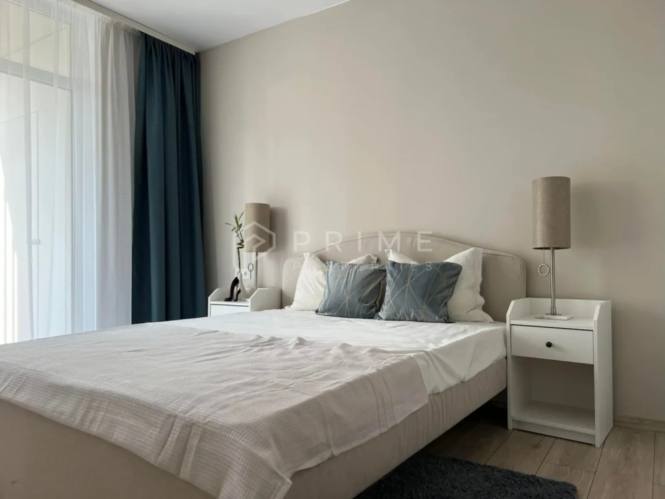 Apartament 2 camere de închiriat – Ama Residence, Târgu Mureș - Disponibil spre închiriere apartament cu 2 camere, decomandat, situat la parter, în complexul rezidențial Ama Residence din Târgu Mureș.

Locuința este frumos amenajată, cu un design modern și funcțional, fiind complet mobilată și utilată, astfel încât să ofere confortul necesar din prima zi. Compartimentarea decomandată asigură intimitate și o organizare eficientă a spațiului.

✔️ Apartament decomandat
✔️ Complet mobilat și utilat modern
✔️ Loc de parcare inclus
✔️ Parter – acces facil
✔️ Situat într-un complex rezidențial nou și apreciat

Disponibil imediat.
Pentru detalii și programarea unei vizionări, te invit să mă contactezi.
