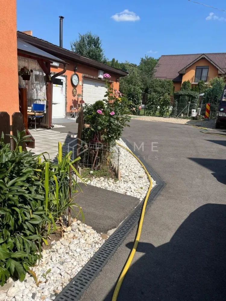 Casa cu front stradal, 7 Noiembrie, ideala clinica/cabinet/locuinta - Va propunem spre vanzare o proprietate cu potential, situata intr-una dintre cele mai cautate zone din Targu Mures pentru cabinete medicale, clinici si activitati de servicii, in zona 7 noiembrie, in imediata apropiere a spitalelor si a facultatii de medicina.

Pozitionarea excelenta, accesul facil si compartimentarea versatila fac din acest imobil o alegere foarte buna atat pentru locuire, cat si pentru investitie sau dezvoltarea unei activitati profesionale.

Imobilul este individual, amplasat singur in curte, si are o suprafata utila de 220 mp, pe un teren de 700 mp, fiind compartimentat eficient astfel incat parterul si mansarda pot functiona independent. Acest lucru il face potrivit nu doar pentru doua unitati locative, ci si pentru cabinete medicale, clinica, birouri, sediu de firma, gradinita sau alte activitati care au nevoie de spatiu bine impartit intr-o zona premium.

Compartimentare:
- 5 camere
- 2 bucatarii
- 2 bai
- 2 camari
- parter + mansarda, cu utilizare separata

Constructie si dotari:
- parter din caramida pe fundatie de beton
- mansarda amenajata
- izolatie exterioara cu polistiren de 10 cm
- geamuri si usi termopan integral
- acoperis nou Bilka
- certificat energetic clasa B
- gaz + centrala termica proprie noua
- apa, canalizare, curent
- internet, climatizare
- sistem de alarma si supraveghere video

Anexe si facilitati:
- 2 garaje, dintre care unul automatizat
- atelier amenajat, cu apa, incalzire si finisaje
- pivnita uscata
- curte amenajata cu foisor, gratar, spatiu verde si loc de joaca
- acces auto generos, inclusiv pentru vehicule de mare tonaj

Avantaj major de locatie: Proprietatea este amplasata intr-o zona cu cerere foarte buna pentru cabinete si clinici, fiind aproape de:
- spitale
- UMF
- scoli si gradinite
- magazine si banca

Este o proprietate rara prin pozitionare, suprafata si flexibilitate, ideala pentru cei care cauta fie o locuinta generoasa, fie un spatiu cu potential foarte bun pentru activitati medicale, servicii sau business.

La Prime Properties, fiecare tranzacție înseamnă mai mult decât o simplă achiziție – este un proces complet, în care colaborăm cu cei mai buni profesioniști: notari, avocați, designeri, arhitecți, evaluatori, specialiști în certificate energetice, consultanți de credite imobiliare.
Astfel, atunci când alegi o proprietate prin noi, primești la pachet și siguranță, transparență și servicii impecabile pe tot parcursul drumului tău către casa ideală.
Ne dedicăm 100% fiecărui client, iar asta se reflectă în rezultate și în încrederea pe care o primim înapoi prin recomandările lor.
Proprietatea aceasta nu se potrivește exact nevoilor tale?
Lasă-ne să îți găsim alternativa potrivită. Agentul nostru îți va oferi soluții avantajoase și adaptate stilului tău de viață.
📞 Contactează-ne astăzi. Până acum nu am dezamăgit niciun client – și nu vom începe cu tine.
Comision 0% pentru cumpărători