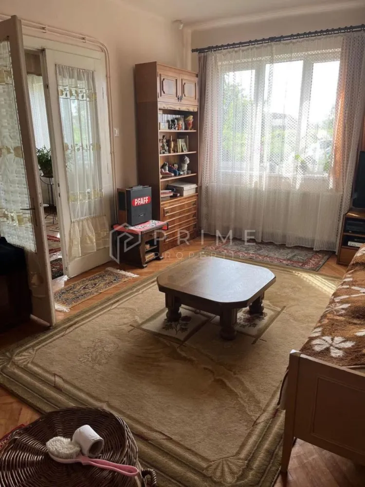 Casa cu front stradal, 7 Noiembrie, ideala clinica/cabinet/locuinta - Va propunem spre vanzare o proprietate cu potential, situata intr-una dintre cele mai cautate zone din Targu Mures pentru cabinete medicale, clinici si activitati de servicii, in zona 7 noiembrie, in imediata apropiere a spitalelor si a facultatii de medicina.

Pozitionarea excelenta, accesul facil si compartimentarea versatila fac din acest imobil o alegere foarte buna atat pentru locuire, cat si pentru investitie sau dezvoltarea unei activitati profesionale.

Imobilul este individual, amplasat singur in curte, si are o suprafata utila de 220 mp, pe un teren de 700 mp, fiind compartimentat eficient astfel incat parterul si mansarda pot functiona independent. Acest lucru il face potrivit nu doar pentru doua unitati locative, ci si pentru cabinete medicale, clinica, birouri, sediu de firma, gradinita sau alte activitati care au nevoie de spatiu bine impartit intr-o zona premium.

Compartimentare:
- 5 camere
- 2 bucatarii
- 2 bai
- 2 camari
- parter + mansarda, cu utilizare separata

Constructie si dotari:
- parter din caramida pe fundatie de beton
- mansarda amenajata
- izolatie exterioara cu polistiren de 10 cm
- geamuri si usi termopan integral
- acoperis nou Bilka
- certificat energetic clasa B
- gaz + centrala termica proprie noua
- apa, canalizare, curent
- internet, climatizare
- sistem de alarma si supraveghere video

Anexe si facilitati:
- 2 garaje, dintre care unul automatizat
- atelier amenajat, cu apa, incalzire si finisaje
- pivnita uscata
- curte amenajata cu foisor, gratar, spatiu verde si loc de joaca
- acces auto generos, inclusiv pentru vehicule de mare tonaj

Avantaj major de locatie: Proprietatea este amplasata intr-o zona cu cerere foarte buna pentru cabinete si clinici, fiind aproape de:
- spitale
- UMF
- scoli si gradinite
- magazine si banca

Este o proprietate rara prin pozitionare, suprafata si flexibilitate, ideala pentru cei care cauta fie o locuinta generoasa, fie un spatiu cu potential foarte bun pentru activitati medicale, servicii sau business.

La Prime Properties, fiecare tranzacție înseamnă mai mult decât o simplă achiziție – este un proces complet, în care colaborăm cu cei mai buni profesioniști: notari, avocați, designeri, arhitecți, evaluatori, specialiști în certificate energetice, consultanți de credite imobiliare.
Astfel, atunci când alegi o proprietate prin noi, primești la pachet și siguranță, transparență și servicii impecabile pe tot parcursul drumului tău către casa ideală.
Ne dedicăm 100% fiecărui client, iar asta se reflectă în rezultate și în încrederea pe care o primim înapoi prin recomandările lor.
Proprietatea aceasta nu se potrivește exact nevoilor tale?
Lasă-ne să îți găsim alternativa potrivită. Agentul nostru îți va oferi soluții avantajoase și adaptate stilului tău de viață.
📞 Contactează-ne astăzi. Până acum nu am dezamăgit niciun client – și nu vom începe cu tine.
Comision 0% pentru cumpărători