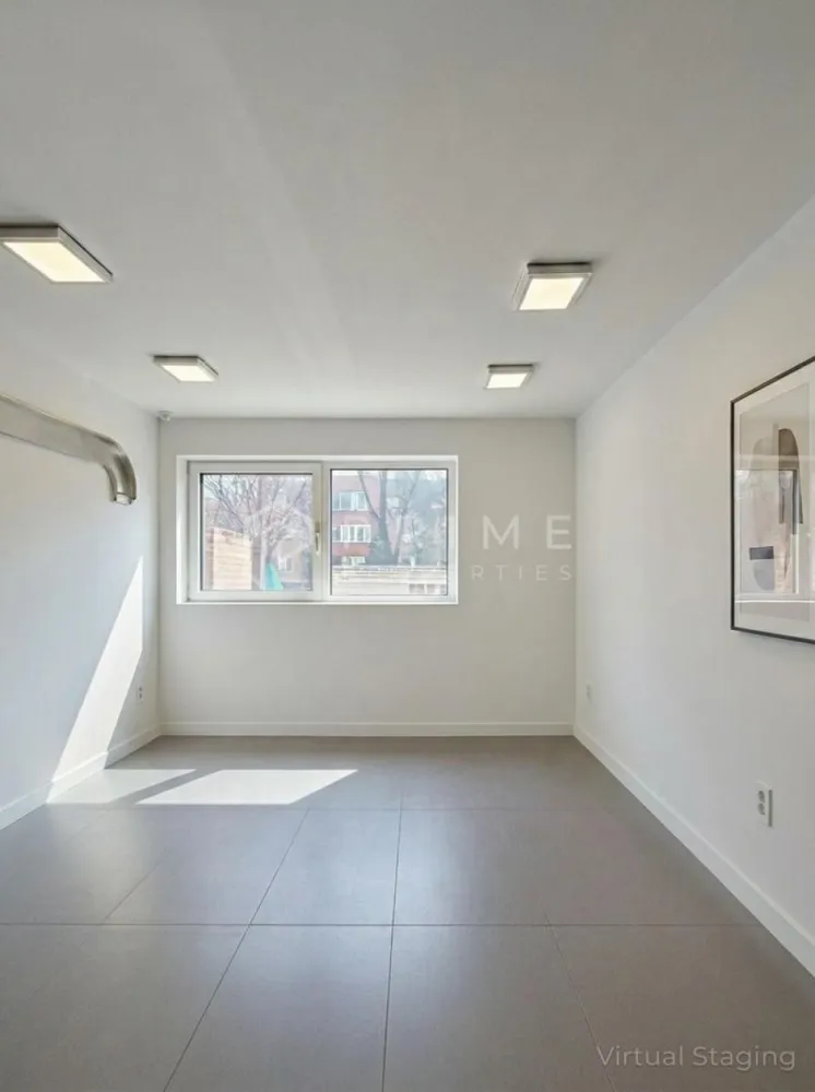 Spațiu comercial | Vitrină în L | 7 Noiembrie | Vizibilitate excelenta - Prime Properties va oferă spre vânzare spațiu comercial cu una dintre cele mai vizibile poziții din zona 7 Noiembrie — vitrină dublă în L la stradă, parter, in bloc P +3, vad auto intens si vizibilitate excelentă.

Detalii spațiu:
- Suprafață: 58 mp
- Compartimentare: 2 încăperi + baie + bucătărie
- Parter, acces direct din stradă
- Vitrină generoasă în L — expunere maximă din două direcții
- Stare: bună, dupa mici amenajari 

Locație:
- Zona 7 Noiembrie — trafic pietonal și auto constant
- Concentrare ridicată de clinici, cabinete medicale, farmacii și servicii
- Vizibilitate excepțională, greu de găsit în zonă

Ideal pentru clinică medicală, cabinet stomatologic, cabinet psihologic, optică medicală, farmacie, servicii financiare, cosmetică, orice activitate care necesită expunere stradală.

Imaginile sunt generate cu o aplicatie de virtual staging - in acest moment functioneaza in spatiu un magazin. 

Vânzare: 155.000 EUR | Închiriere: 1.000 EUR/lună.

La Prime Properties, fiecare tranzacție înseamnă mai mult decât o simplă achiziție – este un proces complet, în care colaborăm cu cei mai buni profesioniști: notari, avocați, evaluatori, specialiști în certificate energetice și consultanți de credite imobiliare.
Astfel, atunci când alegi o proprietate prin noi, primești la pachet siguranță, transparență și servicii impecabile pe tot parcursul drumului tău către casa ideală.

Ne dedicăm 100% fiecărui client, iar asta se reflectă în rezultate și în încrederea pe care o primim înapoi prin recomandările lor.
Această proprietate nu este exact ceea ce cauți?
Lasă-ne să îți găsim alternativa potrivită. Agentul tău Prime îți va oferi soluții avantajoase, adaptate stilului tău de viață.
Contactează-ne astăzi. Până acum nu am dezamăgit niciun client – și nu vom începe cu tine.
