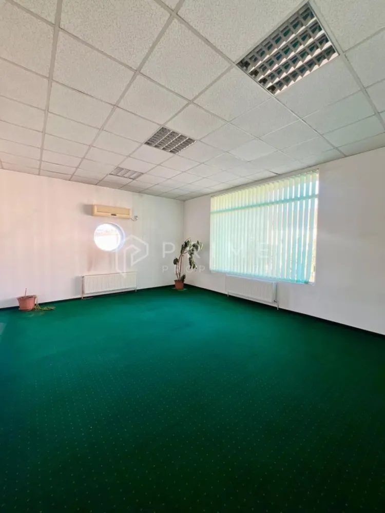 Spațiu Comercial Premium Semicentral | 430 mp | Parcare privată - Oportunitate rară pentru business-uri care caută vizibilitate și acces: clădire comercială moderna de închiriat, semicentral, cu trafic pietonal și auto ridicat și parcare proprie.

Ce îl diferențiază
- Suprafață utilă totală: 430 mp (compartimentat, cu opțiune de recompartimentare)
- Demisol + parter + etaj, cu circulații bune și spații generoase
- Curte interioară privată, pavată și împrejmuită
- 10–15 locuri de parcare dedicate (pentru clienți și echipă)
- Disponibilitate imediată

Distribuție pe niveluri:
- Parter: zonă principală de mari dimensiuni, completată de camere suport configurabile, hol de acces, grup sanitar și circulație verticală (casa scării).
- Etaj: 5 spații tip birou/cameră, încăperi auxiliare, grup sanitar și terasă de aproximativ 20 mp.

Potrivit pentru
Sediu de firmă sau banca, clinică / servicii medicale, centru educațional, showroom, activități comerciale și servicii premium, logistică ușoară — datorită amplasării și flexibilității de amenajare.

Dotări & utilități
- Centrală termică, calorifere, aer condiționat
- Alarmă, supraveghere video, cameră server, sală de ședințe
- Internet: fibra optică
- Utilități: gaz, apă, curent; contorizare individuală
- Acces auto + acces stradal; străzi asfaltate, iluminat public, transport în comun în apropiere

Zonă cu servicii și puncte de interes: intersecție circulată, bancă, benzinărie, hotel, restaurante/pub

Condiții
- Chirie: 3.800 EUR/lună
- Garanție: 3.800 EUR

La Prime Properties, fiecare tranzacție înseamnă mai mult decât o simplă achiziție – este un proces complet, în care colaborăm cu cei mai buni profesioniști: notari, avocați, evaluatori, specialiști în certificate energetice și consultanți de credite imobiliare.
Astfel, atunci când alegi o proprietate prin noi, primești la pachet siguranță, transparență și servicii impecabile pe tot parcursul drumului tău către casa ideală.

Ne dedicăm 100% fiecărui client, iar asta se reflectă în rezultate și în încrederea pe care o primim înapoi prin recomandările lor.
Această proprietate nu este exact ceea ce cauți?

Lasă-ne să îți găsim alternativa potrivită. Agentul tău Prime îți va oferi soluții avantajoase, adaptate stilului tău de viață.
Contactează-ne astăzi. Până acum nu am dezamăgit niciun client – și nu vom începe cu tine.
Comision: 50% din valoarea primei luni de chirie.