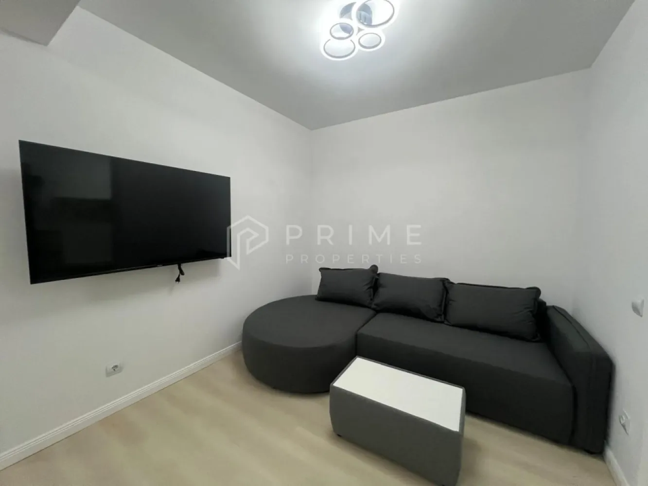 Studio nou de închiriat | Spațios | Imobil nou | Zonă semicentrală - Vă propunem spre închiriere un studio modern și generos ca suprafață, situat într-un imobil nou, într-o zonă semicentrală foarte bine poziționată.

Apartamentul este complet mobilat și utilat, pregătit pentru mutare imediată. Spațiul este eficient compartimentat, oferind o zonă de living confortabilă, bucătărie complet echipată și o zonă de dormit bine definită, astfel încât să vă bucurați de funcționalitate și confort.

Localizarea semicentrală asigură acces rapid către magazine, farmacii, restaurante, stații de transport în comun și alte puncte de interes, fiind ideal pentru un stil de viață activ.

Imobilul este nou, construit la standarde moderne, oferind un plus de confort și eficiență.

Un studio ideal pentru o persoană sau un cuplu care își dorește un spațiu elegant, luminos și bine poziționat.

Vă invităm să ne contactați pentru detalii suplimentare și pentru programarea unei vizionări.