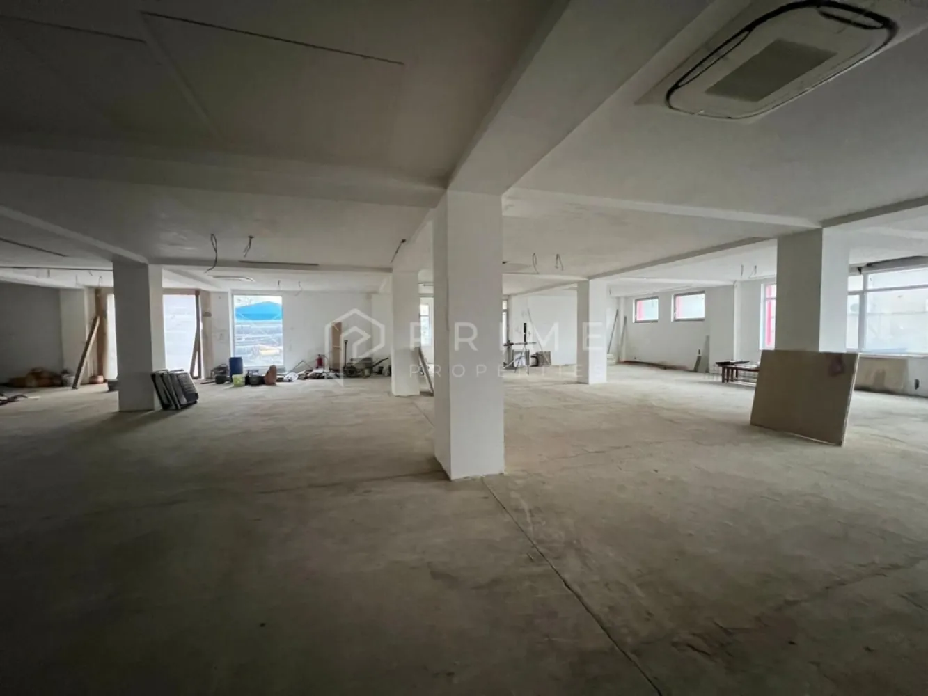 Spațiu comercial de închiriat – 360 mp | Ieșire Târgu Mureș –Cristești - Spațiu comercial de închiriat – 360 mp | Ieșire Târgu Mureș – Cristești | Aproape de A3

Disponibil spre închiriere spațiu comercial de 360 mp, situat la parterul unei clădiri moderne, construite în 2020, la ieșirea din Târgu Mureș spre Cristești, cu acces rapid către autostrada A3 – un avantaj major pentru logistică, depozitare și transport.

Spațiul este la stadiul semifinisat, oferind flexibilitate totală în amenajare și adaptare în funcție de activitatea desfășurată. Deși nu este poziționat direct la strada principală, locația compensează prin accesibilitate excelentă și conexiuni rapide către principalele rute de transport.

Ideal pentru:

showroom

spațiu de prezentare

depozitare

activități comerciale sau logistice

Avantaje:

suprafață generoasă: 360 mp

parter

clădire modernă (2020)

compartimentare flexibilă

acces facil pentru aprovizionare

proximitate autostradă A3

Un spațiu potrivit pentru afaceri care pun accent pe eficiență operațională, acces rapid și flexibilitate.

📞 Pentru detalii suplimentare și programarea unei vizionări, te invit să mă contactezi.