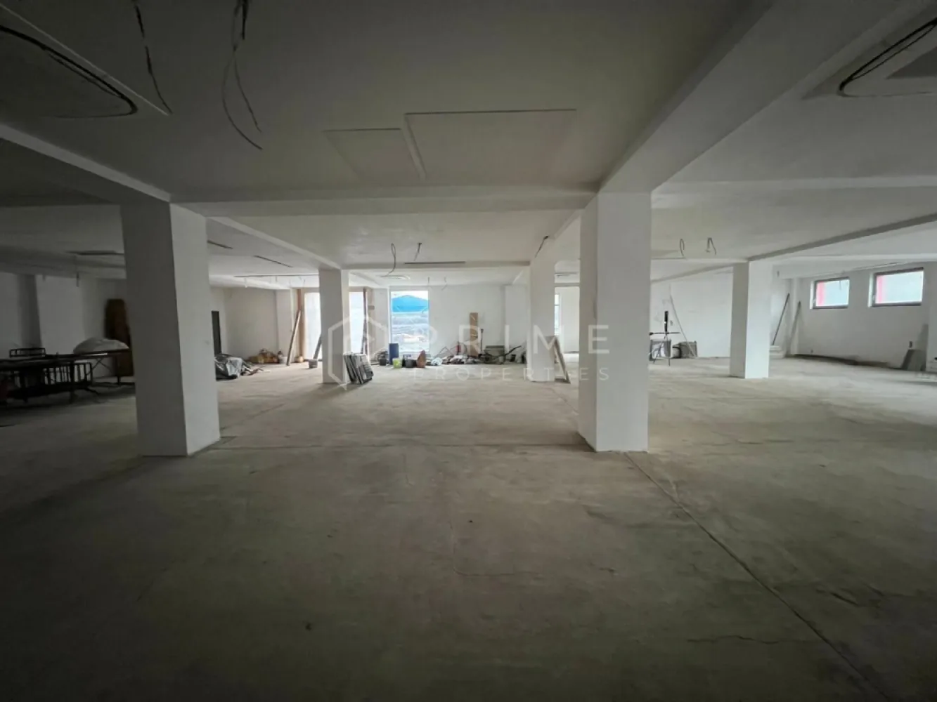 Spațiu comercial de închiriat – 360 mp | Ieșire Târgu Mureș –Cristești - Spațiu comercial de închiriat – 360 mp | Ieșire Târgu Mureș – Cristești | Aproape de A3

Disponibil spre închiriere spațiu comercial de 360 mp, situat la parterul unei clădiri moderne, construite în 2020, la ieșirea din Târgu Mureș spre Cristești, cu acces rapid către autostrada A3 – un avantaj major pentru logistică, depozitare și transport.

Spațiul este la stadiul semifinisat, oferind flexibilitate totală în amenajare și adaptare în funcție de activitatea desfășurată. Deși nu este poziționat direct la strada principală, locația compensează prin accesibilitate excelentă și conexiuni rapide către principalele rute de transport.

Ideal pentru:

showroom

spațiu de prezentare

depozitare

activități comerciale sau logistice

Avantaje:

suprafață generoasă: 360 mp

parter

clădire modernă (2020)

compartimentare flexibilă

acces facil pentru aprovizionare

proximitate autostradă A3

Un spațiu potrivit pentru afaceri care pun accent pe eficiență operațională, acces rapid și flexibilitate.

📞 Pentru detalii suplimentare și programarea unei vizionări, te invit să mă contactezi.
