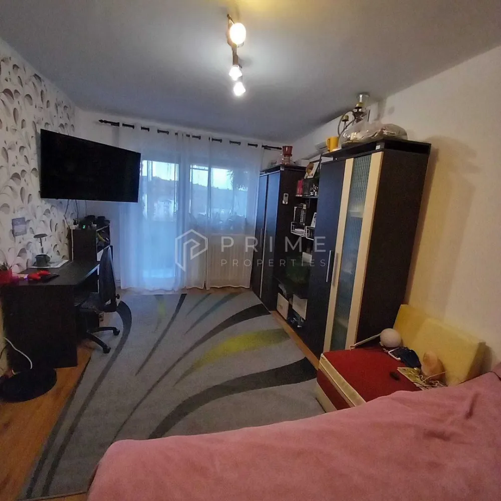 Apartament 2 camere | Zona Dâmbu | Confort 1 | 58 mp - Vă propunem spre vânzare un apartament cu 2 camere, confort 1, situat în zona Dâmbu, într-un imobil cu regim de înălțime P+10.

Apartamentul are o suprafață de 58 mp, dispune de hol pătrat, oferind o compartimentare practică și funcțională, și este amplasat la etajul 9 din 10, beneficiind de lumină naturală și o vedere deschisă.

Caracteristici:
2 camere
confort 1
suprafață: 58 mp
hol pătrat
etaj 9 din 10

Apartamentul este ideal atât pentru locuință proprie, cât și pentru investiție.

La Prime Properties, fiecare tranzacție înseamnă mai mult decât o simplă achiziție – este un proces complet, în care colaborăm cu cei mai buni profesioniști: notari, avocați, designeri, arhitecți, evaluatori, specialiști în certificate energetice, consultanți de credite imobiliare.
Astfel, atunci când alegi o proprietate prin noi, primești la pachet și siguranță, transparență și servicii impecabile pe tot parcursul drumului tău către casa ideală.

Ne dedicăm 100% fiecărui client, iar asta se reflectă în rezultate și în încrederea pe care o primim înapoi prin recomandările lor.
Proprietatea aceasta nu se potrivește exact nevoilor tale?

Lasă-ne să îți găsim alternativa potrivită. Agentul nostru îți va oferi soluții avantajoase și adaptate stilului tău de viață.
📞 Contactează-ne astăzi. Până acum nu am dezamăgit niciun client – și nu vom începe cu tine.
Comision 0% pentru cumpărători