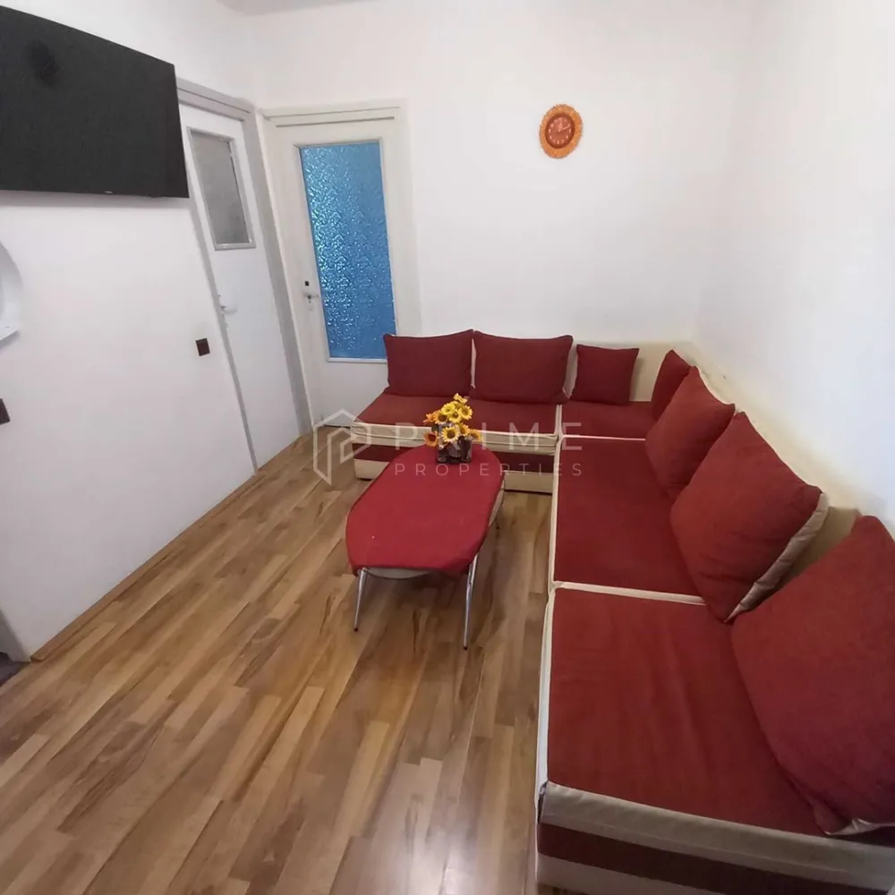 Apartament 2 camere | Zona Dâmbu | Confort 1 | 58 mp - Vă propunem spre vânzare un apartament cu 2 camere, confort 1, situat în zona Dâmbu, într-un imobil cu regim de înălțime P+10.

Apartamentul are o suprafață de 58 mp, dispune de hol pătrat, oferind o compartimentare practică și funcțională, și este amplasat la etajul 9 din 10, beneficiind de lumină naturală și o vedere deschisă.

Caracteristici:
2 camere
confort 1
suprafață: 58 mp
hol pătrat
etaj 9 din 10

Apartamentul este ideal atât pentru locuință proprie, cât și pentru investiție.

La Prime Properties, fiecare tranzacție înseamnă mai mult decât o simplă achiziție – este un proces complet, în care colaborăm cu cei mai buni profesioniști: notari, avocați, designeri, arhitecți, evaluatori, specialiști în certificate energetice, consultanți de credite imobiliare.
Astfel, atunci când alegi o proprietate prin noi, primești la pachet și siguranță, transparență și servicii impecabile pe tot parcursul drumului tău către casa ideală.

Ne dedicăm 100% fiecărui client, iar asta se reflectă în rezultate și în încrederea pe care o primim înapoi prin recomandările lor.
Proprietatea aceasta nu se potrivește exact nevoilor tale?

Lasă-ne să îți găsim alternativa potrivită. Agentul nostru îți va oferi soluții avantajoase și adaptate stilului tău de viață.
📞 Contactează-ne astăzi. Până acum nu am dezamăgit niciun client – și nu vom începe cu tine.
Comision 0% pentru cumpărători