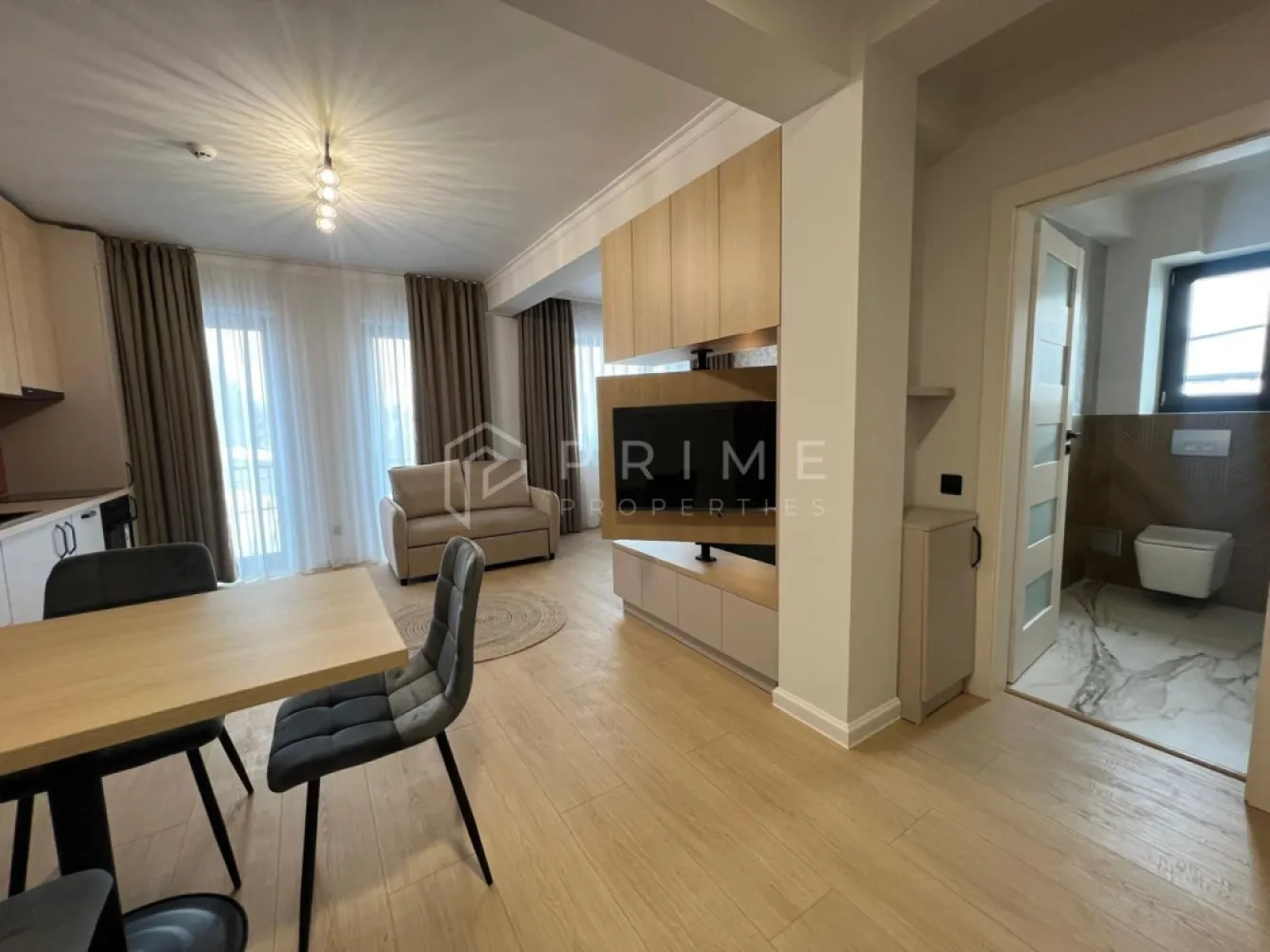 Studio NOU | Design modern I Semicentral | Parcare - Descoperă un studio nou, situat într-un imobil proaspăt finalizat, unde designul modern și funcționalitatea inteligentă se îmbină perfect. O proprietate premium, ideală pentru cei care apreciază calitatea și atenția la detalii.

Amplasat într-o zonă semicentrală foarte bună, cu acces rapid către magazine, farmacii, școli, grădinițe, parcuri și stații de transport în comun – ai totul la îndemână, într-un cadru confortabil și bine conectat.

Compartimentare & concept modern. Studio-ul este amenajat inteligent, oferind: Zonă de living și dining elegantă, Bucătărie complet mobilată și utilată, Zonă de dormit intimă și confortabilă, Baie modernă, finisată premium.

Elementul spectaculos al proprietății este sistemul rotativ al televizorului: montat pe o placă elegantă din MDF, acesta se rotește în jurul unui ax, astfel încât poate fi privit atât din zona bucătăriei și a mesei, cât și din zona de dormit. Un detaliu de design ingenios, care adaugă flexibilitate și un plus de rafinament.

Interiorul este realizat în nuanțe neutre deschise, completate de textura caldă a lemnului și accente de gri deschis, creând o atmosferă modernă și echilibrată.

Design & detalii premium: Mobilier nou, de calitate. Finisaje moderne. Încălzire prin pardoseală – eficiență termică și confort uniform. Electrocasnice moderne. Baia este finisată cu foarte mult bun gust, cu plăci ceramice care imită lemnul în zona chiuvetei și a dușului, oferind un aspect cald și sofisticat.

Locul de parcare este disponibil în curte.

Un studio cu personalitate, unde fiecare detaliu este gândit pentru confort și funcționalitate.

Preț închiriere: 400 euro/ lună
Loc de parcare: inclus în preț. 
Garanție: 2 luni.

Pentru detalii și programarea unei vizionări, vă invităm să ne contactați.