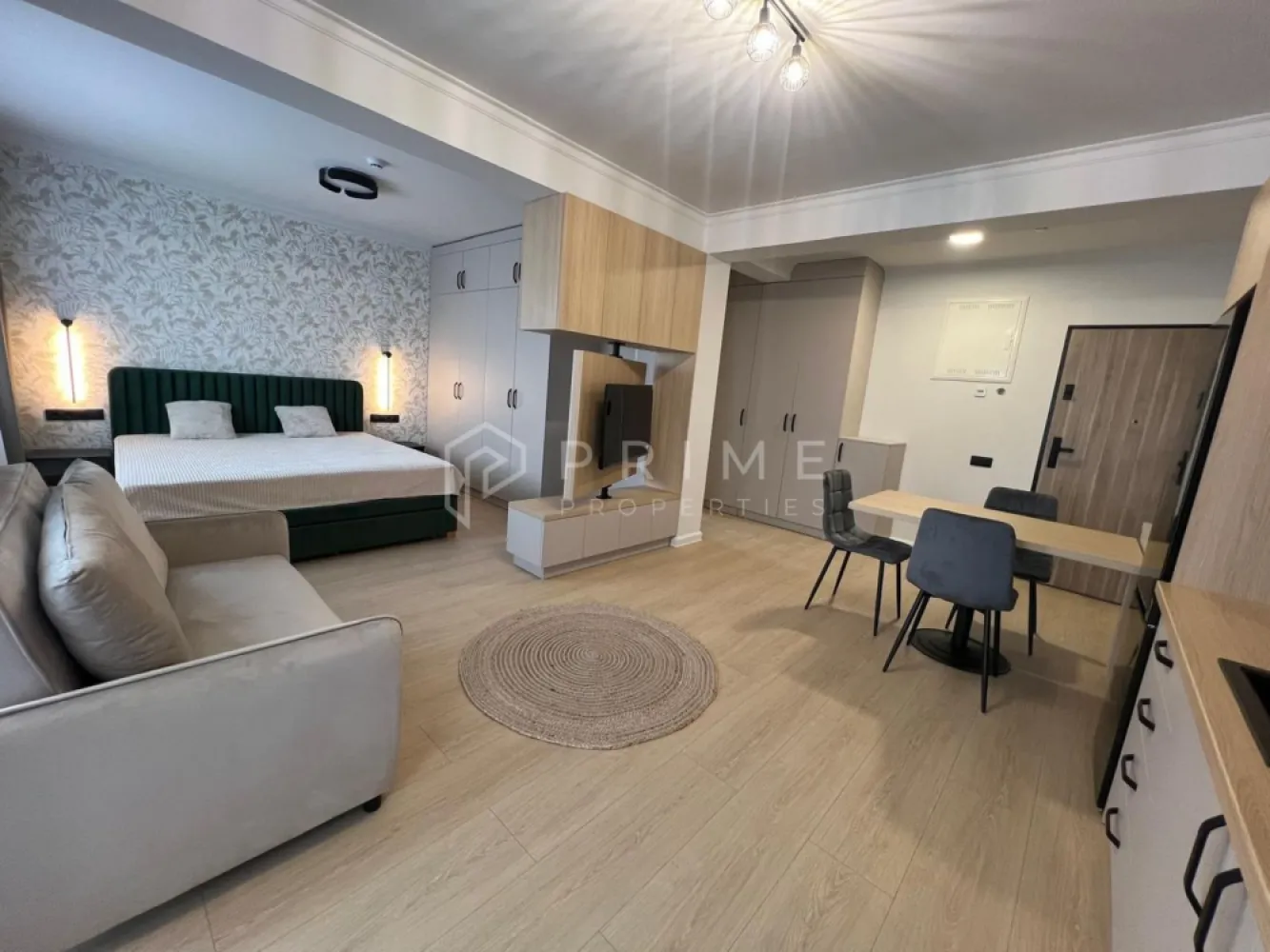 Studio NOU | Design modern I Semicentral | Parcare - Descoperă un studio nou, situat într-un imobil proaspăt finalizat, unde designul modern și funcționalitatea inteligentă se îmbină perfect. O proprietate premium, ideală pentru cei care apreciază calitatea și atenția la detalii.

Amplasat într-o zonă semicentrală foarte bună, cu acces rapid către magazine, farmacii, școli, grădinițe, parcuri și stații de transport în comun – ai totul la îndemână, într-un cadru confortabil și bine conectat.

Compartimentare & concept modern. Studio-ul este amenajat inteligent, oferind: Zonă de living și dining elegantă, Bucătărie complet mobilată și utilată, Zonă de dormit intimă și confortabilă, Baie modernă, finisată premium.

Elementul spectaculos al proprietății este sistemul rotativ al televizorului: montat pe o placă elegantă din MDF, acesta se rotește în jurul unui ax, astfel încât poate fi privit atât din zona bucătăriei și a mesei, cât și din zona de dormit. Un detaliu de design ingenios, care adaugă flexibilitate și un plus de rafinament.

Interiorul este realizat în nuanțe neutre deschise, completate de textura caldă a lemnului și accente de gri deschis, creând o atmosferă modernă și echilibrată.

Design & detalii premium: Mobilier nou, de calitate. Finisaje moderne. Încălzire prin pardoseală – eficiență termică și confort uniform. Electrocasnice moderne. Baia este finisată cu foarte mult bun gust, cu plăci ceramice care imită lemnul în zona chiuvetei și a dușului, oferind un aspect cald și sofisticat.

Locul de parcare este disponibil în curte.

Un studio cu personalitate, unde fiecare detaliu este gândit pentru confort și funcționalitate.

Preț închiriere: 400 euro/ lună
Loc de parcare: inclus în preț. 
Garanție: 2 luni.

Pentru detalii și programarea unei vizionări, vă invităm să ne contactați.