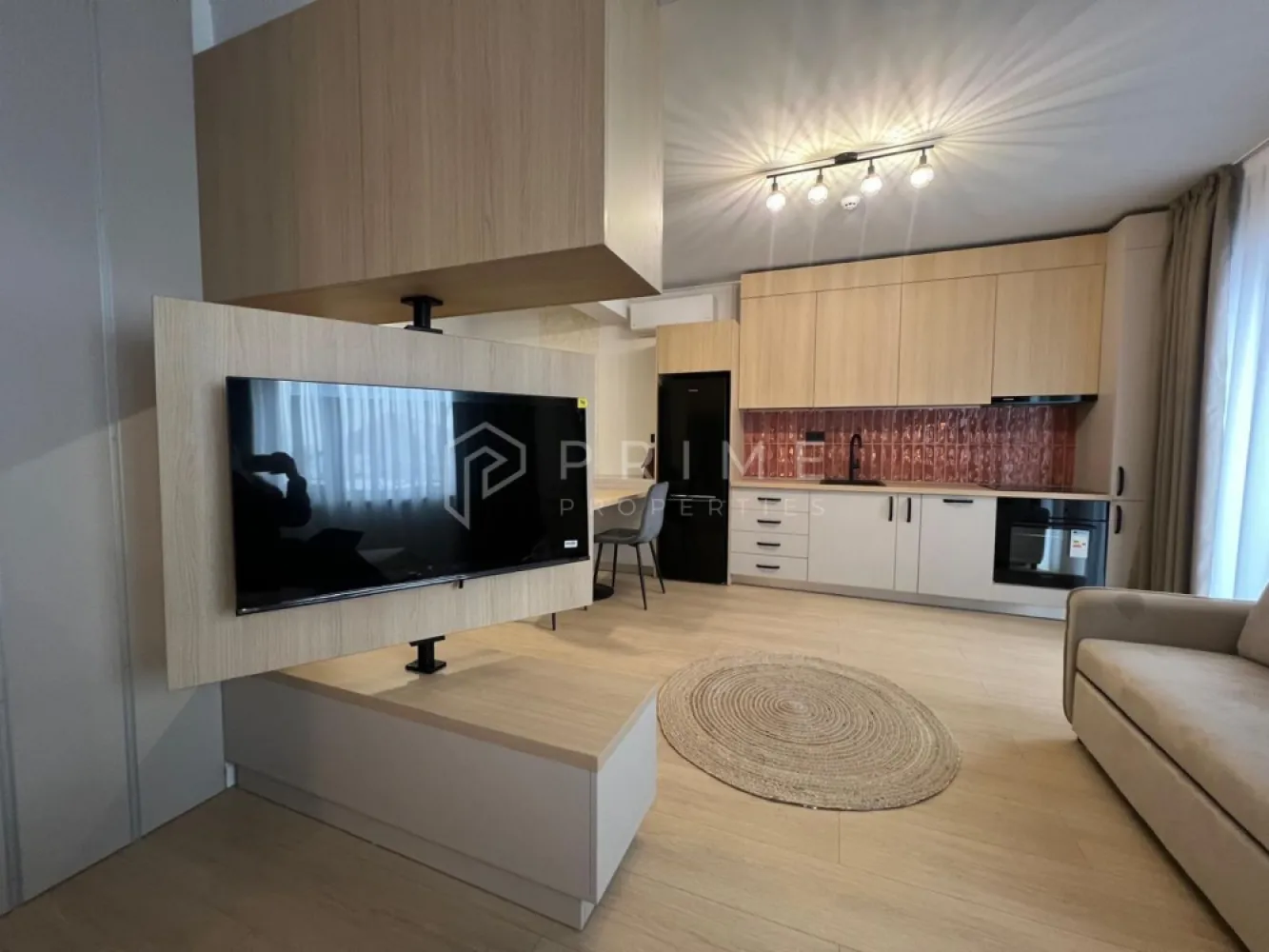 Studio NOU | Design modern I Semicentral | Parcare - Descoperă un studio nou, situat într-un imobil proaspăt finalizat, unde designul modern și funcționalitatea inteligentă se îmbină perfect. O proprietate premium, ideală pentru cei care apreciază calitatea și atenția la detalii.

Amplasat într-o zonă semicentrală foarte bună, cu acces rapid către magazine, farmacii, școli, grădinițe, parcuri și stații de transport în comun – ai totul la îndemână, într-un cadru confortabil și bine conectat.

Compartimentare & concept modern. Studio-ul este amenajat inteligent, oferind: Zonă de living și dining elegantă, Bucătărie complet mobilată și utilată, Zonă de dormit intimă și confortabilă, Baie modernă, finisată premium.

Elementul spectaculos al proprietății este sistemul rotativ al televizorului: montat pe o placă elegantă din MDF, acesta se rotește în jurul unui ax, astfel încât poate fi privit atât din zona bucătăriei și a mesei, cât și din zona de dormit. Un detaliu de design ingenios, care adaugă flexibilitate și un plus de rafinament.

Interiorul este realizat în nuanțe neutre deschise, completate de textura caldă a lemnului și accente de gri deschis, creând o atmosferă modernă și echilibrată.

Design & detalii premium: Mobilier nou, de calitate. Finisaje moderne. Încălzire prin pardoseală – eficiență termică și confort uniform. Electrocasnice moderne. Baia este finisată cu foarte mult bun gust, cu plăci ceramice care imită lemnul în zona chiuvetei și a dușului, oferind un aspect cald și sofisticat.

Locul de parcare este disponibil în curte.

Un studio cu personalitate, unde fiecare detaliu este gândit pentru confort și funcționalitate.

Preț închiriere: 400 euro/ lună
Loc de parcare: inclus în preț. 
Garanție: 2 luni.

Pentru detalii și programarea unei vizionări, vă invităm să ne contactați.
