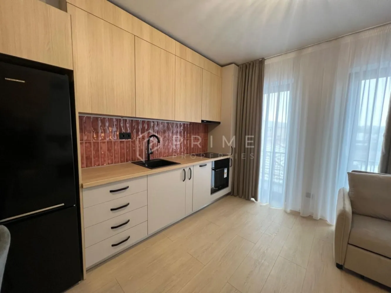 Studio NOU | Design modern I Semicentral | Parcare - Descoperă un studio nou, situat într-un imobil proaspăt finalizat, unde designul modern și funcționalitatea inteligentă se îmbină perfect. O proprietate premium, ideală pentru cei care apreciază calitatea și atenția la detalii.

Amplasat într-o zonă semicentrală foarte bună, cu acces rapid către magazine, farmacii, școli, grădinițe, parcuri și stații de transport în comun – ai totul la îndemână, într-un cadru confortabil și bine conectat.

Compartimentare & concept modern. Studio-ul este amenajat inteligent, oferind: Zonă de living și dining elegantă, Bucătărie complet mobilată și utilată, Zonă de dormit intimă și confortabilă, Baie modernă, finisată premium.

Elementul spectaculos al proprietății este sistemul rotativ al televizorului: montat pe o placă elegantă din MDF, acesta se rotește în jurul unui ax, astfel încât poate fi privit atât din zona bucătăriei și a mesei, cât și din zona de dormit. Un detaliu de design ingenios, care adaugă flexibilitate și un plus de rafinament.

Interiorul este realizat în nuanțe neutre deschise, completate de textura caldă a lemnului și accente de gri deschis, creând o atmosferă modernă și echilibrată.

Design & detalii premium: Mobilier nou, de calitate. Finisaje moderne. Încălzire prin pardoseală – eficiență termică și confort uniform. Electrocasnice moderne. Baia este finisată cu foarte mult bun gust, cu plăci ceramice care imită lemnul în zona chiuvetei și a dușului, oferind un aspect cald și sofisticat.

Locul de parcare este disponibil în curte.

Un studio cu personalitate, unde fiecare detaliu este gândit pentru confort și funcționalitate.

Preț închiriere: 400 euro/ lună
Loc de parcare: inclus în preț. 
Garanție: 2 luni.

Pentru detalii și programarea unei vizionări, vă invităm să ne contactați.