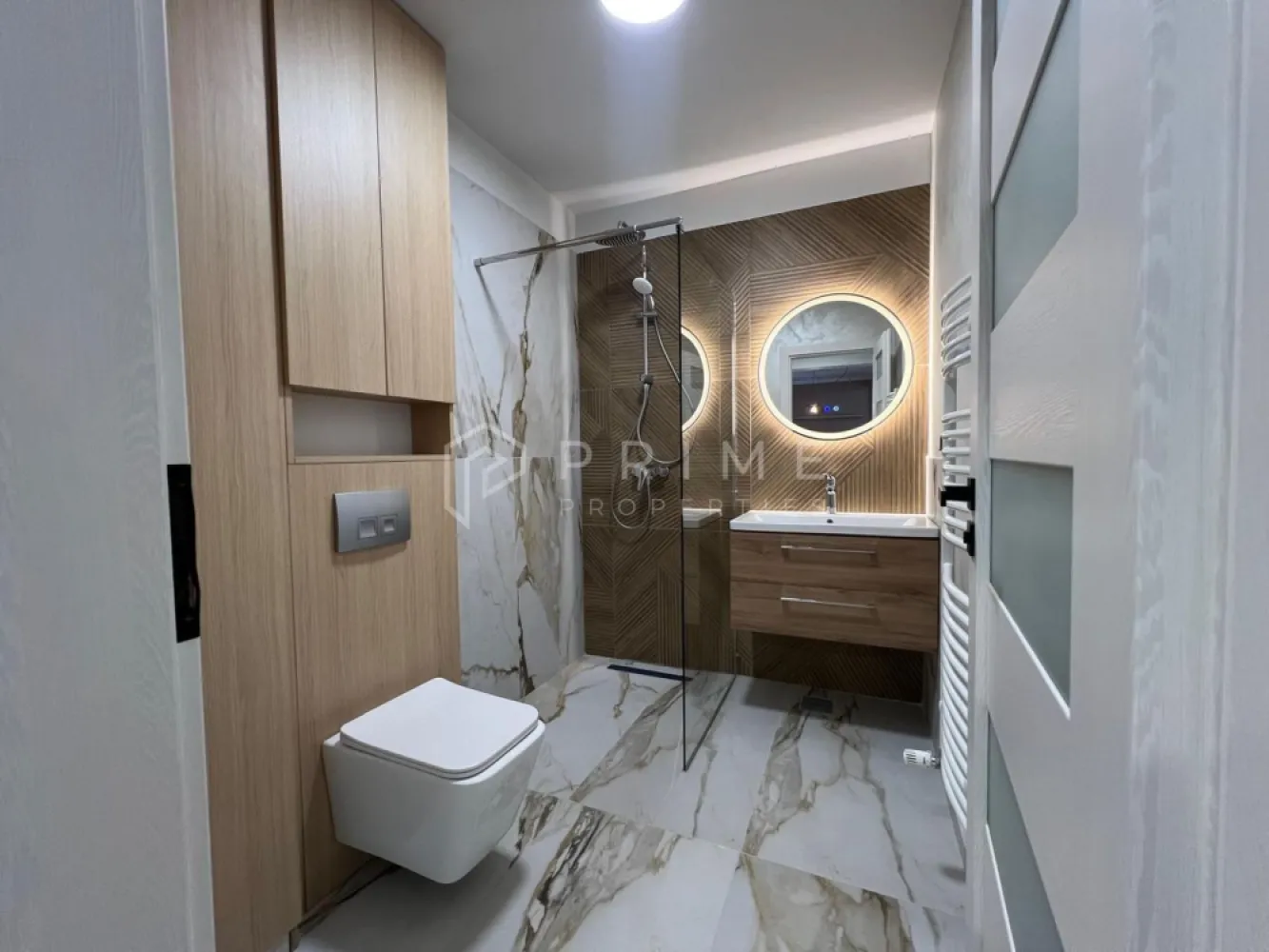 Studio NOU | Design modern I Semicentral | Parcare - Descoperă un studio nou, situat într-un imobil proaspăt finalizat, unde designul modern și funcționalitatea inteligentă se îmbină perfect. O proprietate premium, ideală pentru cei care apreciază calitatea și atenția la detalii.

Amplasat într-o zonă semicentrală foarte bună, cu acces rapid către magazine, farmacii, școli, grădinițe, parcuri și stații de transport în comun – ai totul la îndemână, într-un cadru confortabil și bine conectat.

Compartimentare & concept modern. Studio-ul este amenajat inteligent, oferind: Zonă de living și dining elegantă, Bucătărie complet mobilată și utilată, Zonă de dormit intimă și confortabilă, Baie modernă, finisată premium.

Elementul spectaculos al proprietății este sistemul rotativ al televizorului: montat pe o placă elegantă din MDF, acesta se rotește în jurul unui ax, astfel încât poate fi privit atât din zona bucătăriei și a mesei, cât și din zona de dormit. Un detaliu de design ingenios, care adaugă flexibilitate și un plus de rafinament.

Interiorul este realizat în nuanțe neutre deschise, completate de textura caldă a lemnului și accente de gri deschis, creând o atmosferă modernă și echilibrată.

Design & detalii premium: Mobilier nou, de calitate. Finisaje moderne. Încălzire prin pardoseală – eficiență termică și confort uniform. Electrocasnice moderne. Baia este finisată cu foarte mult bun gust, cu plăci ceramice care imită lemnul în zona chiuvetei și a dușului, oferind un aspect cald și sofisticat.

Locul de parcare este disponibil în curte.

Un studio cu personalitate, unde fiecare detaliu este gândit pentru confort și funcționalitate.

Preț închiriere: 400 euro/ lună
Loc de parcare: inclus în preț. 
Garanție: 2 luni.

Pentru detalii și programarea unei vizionări, vă invităm să ne contactați.