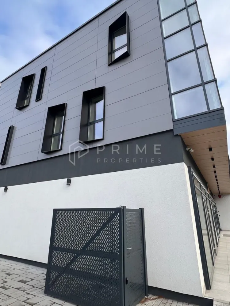 Spațiu comercial premium de închiriat – Bd. Gheorghe Doja - Oportunitate excelentă de închiriere a unui spațiu comercial de 70 mp, situat într-o clădire nouă, pe Bulevardul Gheorghe Doja, una dintre cele mai circulate artere din oraș, cu 4 benzi de circulație și vizibilitate excepțională.

Spațiul beneficiază de o vitrină generoasă de 6 metri, ideală pentru branding puternic, expunere și atragerea traficului pietonal și auto.

Caracteristici:
-suprafață: 70 mp
-clădire nouă, standarde premium
-vitrină stradală de 6 m
-vizibilitate foarte mare, trafic intens
-chicinetă
-grup sanitar propriu

Potrivit pentru showroom, retail premium, clinică / cabinet, agenție, birou cu acces public, salon sau concept store.

Pentru mai multe informații și programarea unei vizionări, nu ezitați să ne contactați.