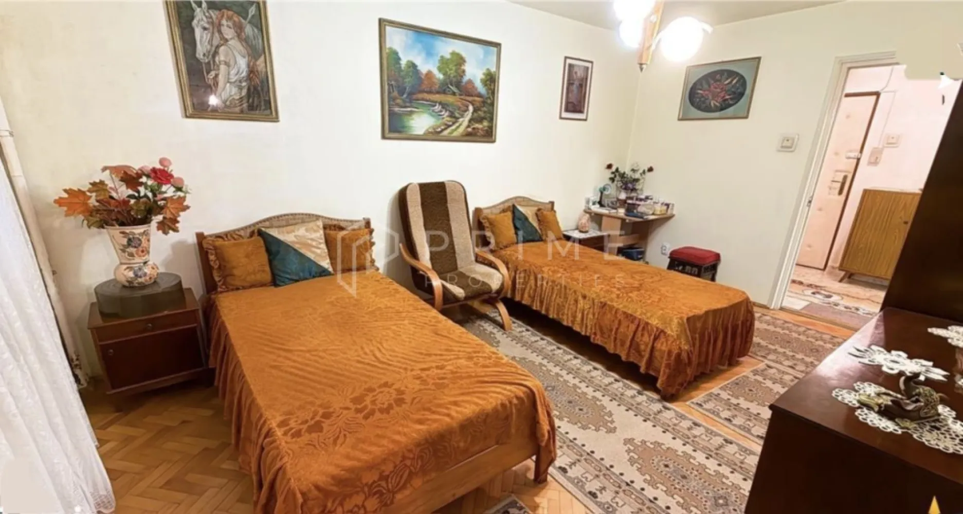 Apartament 2 camere Confort I, Dambul Pietros - Apartament 2 camere de vânzare, Confort I, 54 mp + balcon generos de 8 mp
Etaj 4 / Bloc cu X etaje
Locație: Dambul Pietros, Strada Ion Buteanu

Apartamentul este situat într-o zonă strategică, apreciată pentru liniștea și accesibilitatea sa. Dambul Pietros oferă un echilibru excelent între confortul urban și facilitățile locale, fiind aproape de centre comerciale, piața agroalimentară, mijloacele de transport în comun și instituțiile de învățământ. Zona beneficiază de spații verzi și infrastructură modernă, ceea ce o face ideală pentru familii și persoane care doresc acces rapid la toate punctele importante ale orașului.

Imobilul se vinde complet mobilat și utilat, incluzând centrală termică proprie, parchet masiv din lemn, geamuri termopan și o terasă spațioasă, perfectă pentru momentele de relaxare.

 La Prime Properties, fiecare tranzacție înseamnă mai mult decât o simplă achiziție – este un proces complet, în care colaborăm cu cei mai buni profesioniști: notari, avocați, designeri, arhitecți, evaluatori, specialiști în certificate energetice, consultanți de credite imobiliare.
Astfel, atunci când alegi o proprietate prin noi, primești la pachet și siguranță, transparență și servicii impecabile pe tot parcursul drumului tău către casa ideală.

Ne dedicăm 100% fiecărui client, iar asta se reflectă în rezultate și în încrederea pe care o primim înapoi prin recomandările lor.
Proprietatea aceasta nu se potrivește exact nevoilor tale?

Lasă-ne să îți găsim alternativa potrivită. Agentul nostru îți va oferi soluții avantajoase și adaptate stilului tău de viață.
📞 Contactează-ne astăzi. Până acum nu am dezamăgit niciun client – și nu vom începe cu tine.
Comision 0% pentru cumpărători
