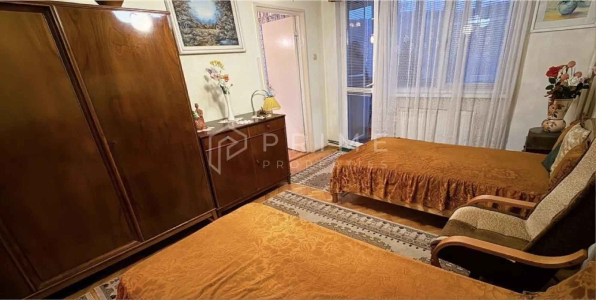 Apartament 2 camere Confort I, Dambul Pietros - Apartament 2 camere de vânzare, Confort I, 54 mp + balcon generos de 8 mp
Etaj 4 / Bloc cu X etaje
Locație: Dambul Pietros, Strada Ion Buteanu

Apartamentul este situat într-o zonă strategică, apreciată pentru liniștea și accesibilitatea sa. Dambul Pietros oferă un echilibru excelent între confortul urban și facilitățile locale, fiind aproape de centre comerciale, piața agroalimentară, mijloacele de transport în comun și instituțiile de învățământ. Zona beneficiază de spații verzi și infrastructură modernă, ceea ce o face ideală pentru familii și persoane care doresc acces rapid la toate punctele importante ale orașului.

Imobilul se vinde complet mobilat și utilat, incluzând centrală termică proprie, parchet masiv din lemn, geamuri termopan și o terasă spațioasă, perfectă pentru momentele de relaxare.

 La Prime Properties, fiecare tranzacție înseamnă mai mult decât o simplă achiziție – este un proces complet, în care colaborăm cu cei mai buni profesioniști: notari, avocați, designeri, arhitecți, evaluatori, specialiști în certificate energetice, consultanți de credite imobiliare.
Astfel, atunci când alegi o proprietate prin noi, primești la pachet și siguranță, transparență și servicii impecabile pe tot parcursul drumului tău către casa ideală.

Ne dedicăm 100% fiecărui client, iar asta se reflectă în rezultate și în încrederea pe care o primim înapoi prin recomandările lor.
Proprietatea aceasta nu se potrivește exact nevoilor tale?

Lasă-ne să îți găsim alternativa potrivită. Agentul nostru îți va oferi soluții avantajoase și adaptate stilului tău de viață.
📞 Contactează-ne astăzi. Până acum nu am dezamăgit niciun client – și nu vom începe cu tine.
Comision 0% pentru cumpărători