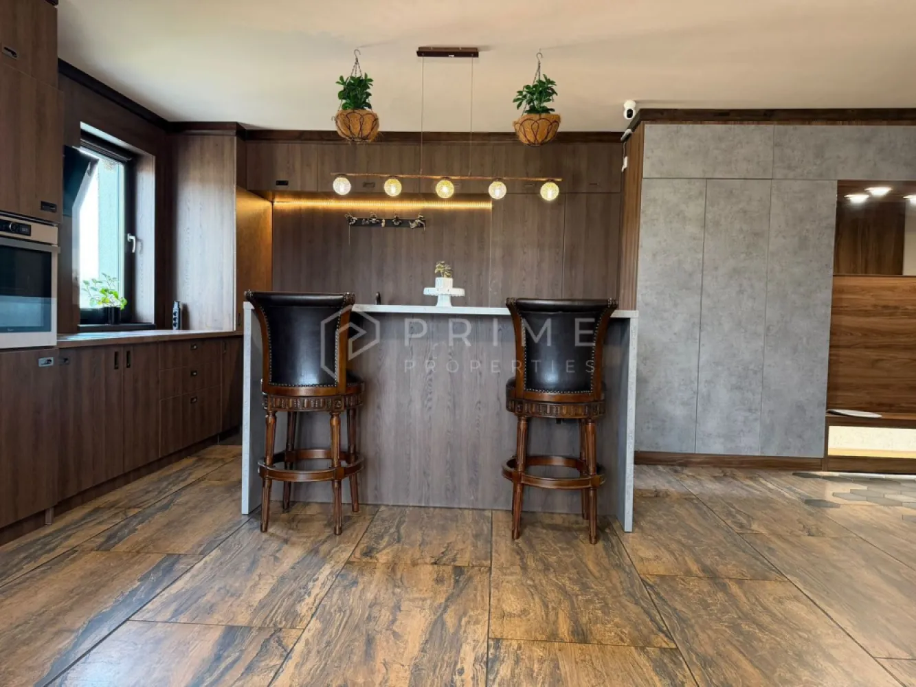 Apartament 2 camere de vânzare |Green Residence|Târgu Mureș - Se oferă spre vânzare un apartament cu 2 camere, situat în complexul Green Residence, în primul bloc construit din ansamblu, realizat din cărămidă, un detaliu important din punct de vedere al calității construcției.

Apartamentul are o suprafață utilă de 65 mp și este amplasat la etajul 6 din 10, într-un imobil prevăzut cu două lifturi.

Un avantaj major al proprietății îl reprezintă baia generoasă, de aproximativ 10 mp, amenajată la un nivel superior, dotată cu:
- cadă,
- duș separat tip walk-in, cu hidroizolație și sistem suspendat din tavan,
- finisaje moderne și design premium.
Apartamentul se vinde mobilat și utilat, cu mobilier realizat la comandă și electrocasnice complet integrate:
- mașină de spălat rufe,
- mașină de spălat vase,
- plită, hotă,
- frigider cu congelator,
- masă de călcat integrată în mobilier.
Iluminatul este unitar în întregul apartament, cu un sistem modern, ce include:
- întrerupătoare touch din sticlă în toate încăperile,
- control al iluminatului prin telecomandă, pentru toate zonele locuinței.
Confort și funcționalitate:
- încălzire prin pardoseală,
- centrală termică proprie,
- apartament luminos,
- balcon generos, aproximativ 10 mp,
- boxă / pivniță inclusă.
Loc de parcare disponibil, contra cost – 5.000 EUR, poziționat chiar în fața intrării în bloc, cu acces facil.

La Prime Properties, fiecare tranzacție înseamnă mai mult decât o simplă achiziție – este un proces complet, în care colaborăm cu cei mai buni profesioniști: notari, avocați, designeri, arhitecți, evaluatori, specialiști în certificate energetice, consultanți de credite imobiliare.
Astfel, atunci când alegi o proprietate prin noi, primești la pachet și siguranță, transparență și servicii impecabile pe tot parcursul drumului tău către casa ideală.

Ne dedicăm 100% fiecărui client, iar asta se reflectă în rezultate și în încrederea pe care o primim înapoi prin recomandările lor.
Proprietatea aceasta nu se potrivește exact nevoilor tale?

Lasă-ne să îți găsim alternativa potrivită. Agentul nostru îți va oferi soluții avantajoase și adaptate stilului tău de viață.
📞 Contactează-ne astăzi. Până acum nu am dezamăgit niciun client – și nu vom începe cu tine.
Comision 0% pentru cumpărători