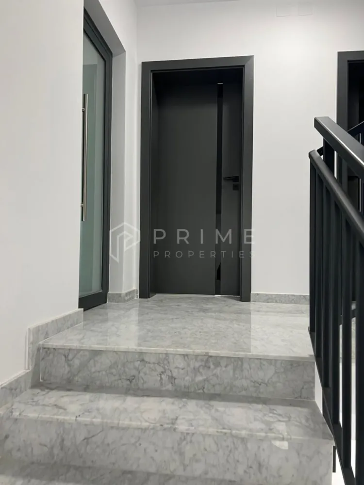 Spațiu comercial premium de închiriat – Bd. Gheorghe Doja - Oportunitate excelentă de închiriere a unui spațiu comercial de 70 mp, situat într-o clădire nouă, pe Bulevardul Gheorghe Doja, una dintre cele mai circulate artere din oraș, cu 4 benzi de circulație și vizibilitate excepțională.

Spațiul beneficiază de o vitrină generoasă de 6 metri, ideală pentru branding puternic, expunere și atragerea traficului pietonal și auto.

Caracteristici:
-suprafață: 70 mp
-clădire nouă, standarde premium
-vitrină stradală de 6 m
-vizibilitate foarte mare, trafic intens
-chicinetă
-grup sanitar propriu

Potrivit pentru showroom, retail premium, clinică / cabinet, agenție, birou cu acces public, salon sau concept store.

Pentru mai multe informații și programarea unei vizionări, nu ezitați să ne contactați.