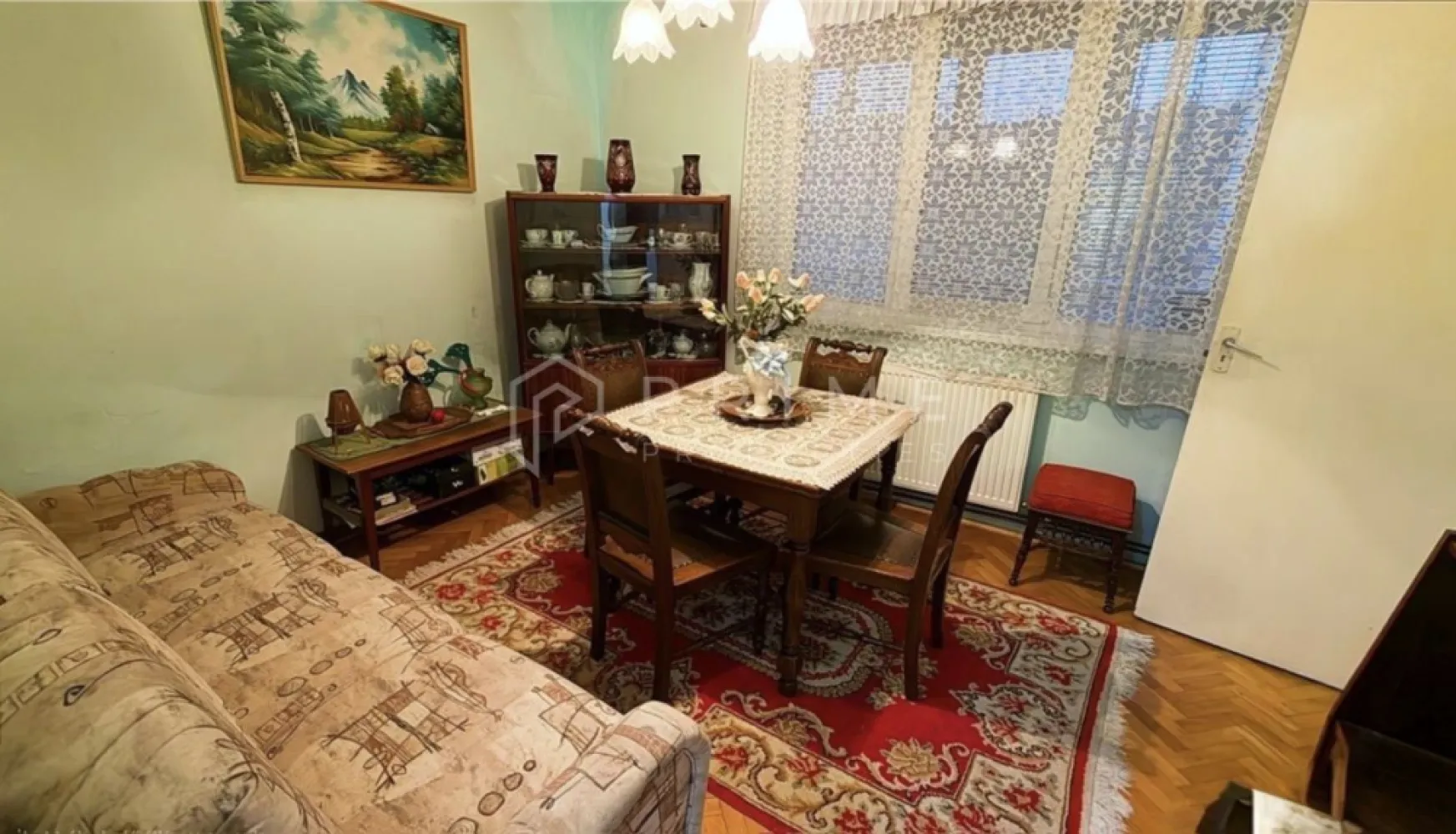 Apartament 2 camere Confort I, Dambul Pietros - Apartament 2 camere de vânzare, Confort I, 54 mp + balcon generos de 8 mp
Etaj 4 / Bloc cu X etaje
Locație: Dambul Pietros, Strada Ion Buteanu

Apartamentul este situat într-o zonă strategică, apreciată pentru liniștea și accesibilitatea sa. Dambul Pietros oferă un echilibru excelent între confortul urban și facilitățile locale, fiind aproape de centre comerciale, piața agroalimentară, mijloacele de transport în comun și instituțiile de învățământ. Zona beneficiază de spații verzi și infrastructură modernă, ceea ce o face ideală pentru familii și persoane care doresc acces rapid la toate punctele importante ale orașului.

Imobilul se vinde complet mobilat și utilat, incluzând centrală termică proprie, parchet masiv din lemn, geamuri termopan și o terasă spațioasă, perfectă pentru momentele de relaxare.

 La Prime Properties, fiecare tranzacție înseamnă mai mult decât o simplă achiziție – este un proces complet, în care colaborăm cu cei mai buni profesioniști: notari, avocați, designeri, arhitecți, evaluatori, specialiști în certificate energetice, consultanți de credite imobiliare.
Astfel, atunci când alegi o proprietate prin noi, primești la pachet și siguranță, transparență și servicii impecabile pe tot parcursul drumului tău către casa ideală.

Ne dedicăm 100% fiecărui client, iar asta se reflectă în rezultate și în încrederea pe care o primim înapoi prin recomandările lor.
Proprietatea aceasta nu se potrivește exact nevoilor tale?

Lasă-ne să îți găsim alternativa potrivită. Agentul nostru îți va oferi soluții avantajoase și adaptate stilului tău de viață.
📞 Contactează-ne astăzi. Până acum nu am dezamăgit niciun client – și nu vom începe cu tine.
Comision 0% pentru cumpărători