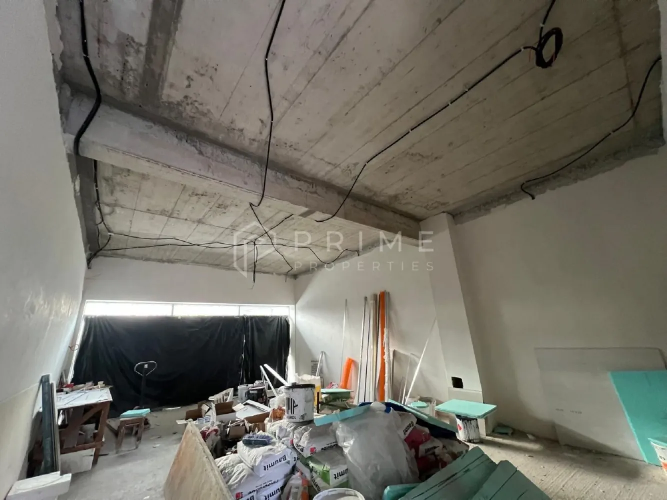 Spațiu comercial premium de închiriat – Bd. Gheorghe Doja - Oportunitate excelentă de închiriere a unui spațiu comercial de 70 mp, situat într-o clădire nouă, pe Bulevardul Gheorghe Doja, una dintre cele mai circulate artere din oraș, cu 4 benzi de circulație și vizibilitate excepțională.

Spațiul beneficiază de o vitrină generoasă de 6 metri, ideală pentru branding puternic, expunere și atragerea traficului pietonal și auto.

Caracteristici:
-suprafață: 70 mp
-clădire nouă, standarde premium
-vitrină stradală de 6 m
-vizibilitate foarte mare, trafic intens
-chicinetă
-grup sanitar propriu

Potrivit pentru showroom, retail premium, clinică / cabinet, agenție, birou cu acces public, salon sau concept store.

Pentru mai multe informații și programarea unei vizionări, nu ezitați să ne contactați.