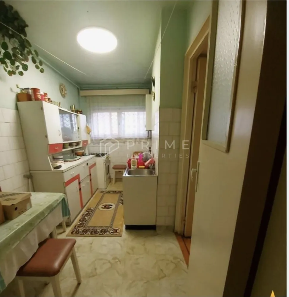 Apartament 2 camere Confort I, Dambul Pietros - Apartament 2 camere de vânzare, Confort I, 54 mp + balcon generos de 8 mp
Etaj 4 / Bloc cu X etaje
Locație: Dambul Pietros, Strada Ion Buteanu

Apartamentul este situat într-o zonă strategică, apreciată pentru liniștea și accesibilitatea sa. Dambul Pietros oferă un echilibru excelent între confortul urban și facilitățile locale, fiind aproape de centre comerciale, piața agroalimentară, mijloacele de transport în comun și instituțiile de învățământ. Zona beneficiază de spații verzi și infrastructură modernă, ceea ce o face ideală pentru familii și persoane care doresc acces rapid la toate punctele importante ale orașului.

Imobilul se vinde complet mobilat și utilat, incluzând centrală termică proprie, parchet masiv din lemn, geamuri termopan și o terasă spațioasă, perfectă pentru momentele de relaxare.

 La Prime Properties, fiecare tranzacție înseamnă mai mult decât o simplă achiziție – este un proces complet, în care colaborăm cu cei mai buni profesioniști: notari, avocați, designeri, arhitecți, evaluatori, specialiști în certificate energetice, consultanți de credite imobiliare.
Astfel, atunci când alegi o proprietate prin noi, primești la pachet și siguranță, transparență și servicii impecabile pe tot parcursul drumului tău către casa ideală.

Ne dedicăm 100% fiecărui client, iar asta se reflectă în rezultate și în încrederea pe care o primim înapoi prin recomandările lor.
Proprietatea aceasta nu se potrivește exact nevoilor tale?

Lasă-ne să îți găsim alternativa potrivită. Agentul nostru îți va oferi soluții avantajoase și adaptate stilului tău de viață.
📞 Contactează-ne astăzi. Până acum nu am dezamăgit niciun client – și nu vom începe cu tine.
Comision 0% pentru cumpărători