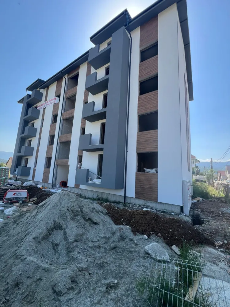 Apartament nou de vânzare în Tălmaciu – 3 Camere, 71.5mp - Descoperă confortul unui apartament modern cu 3 camere, finisat la alb, pregătit pentru amenajarea după gustul tău! Suprafață utilă: 71.5 mp &nbsp;Tălmaciu, zonă liniștită și aproape de toate punctele de interes.&nbsp;Detalii:Living spațios cu bucătărie open space2 dormitoare, 1 baieÎncălzire în pardosealăGeamuri termopan și centrală termică proprieInterfon cu cameră video, internet, lift1 loc de parcare inclus în preț&nbsp;Etaje disponibile: 1, 2, 3, 4, 5. &nbsp;Preț: 1.450 euro/mp ideal pentru locuit sau investiție – apartamente noi, bine compartimentate și cu dotări moderne!